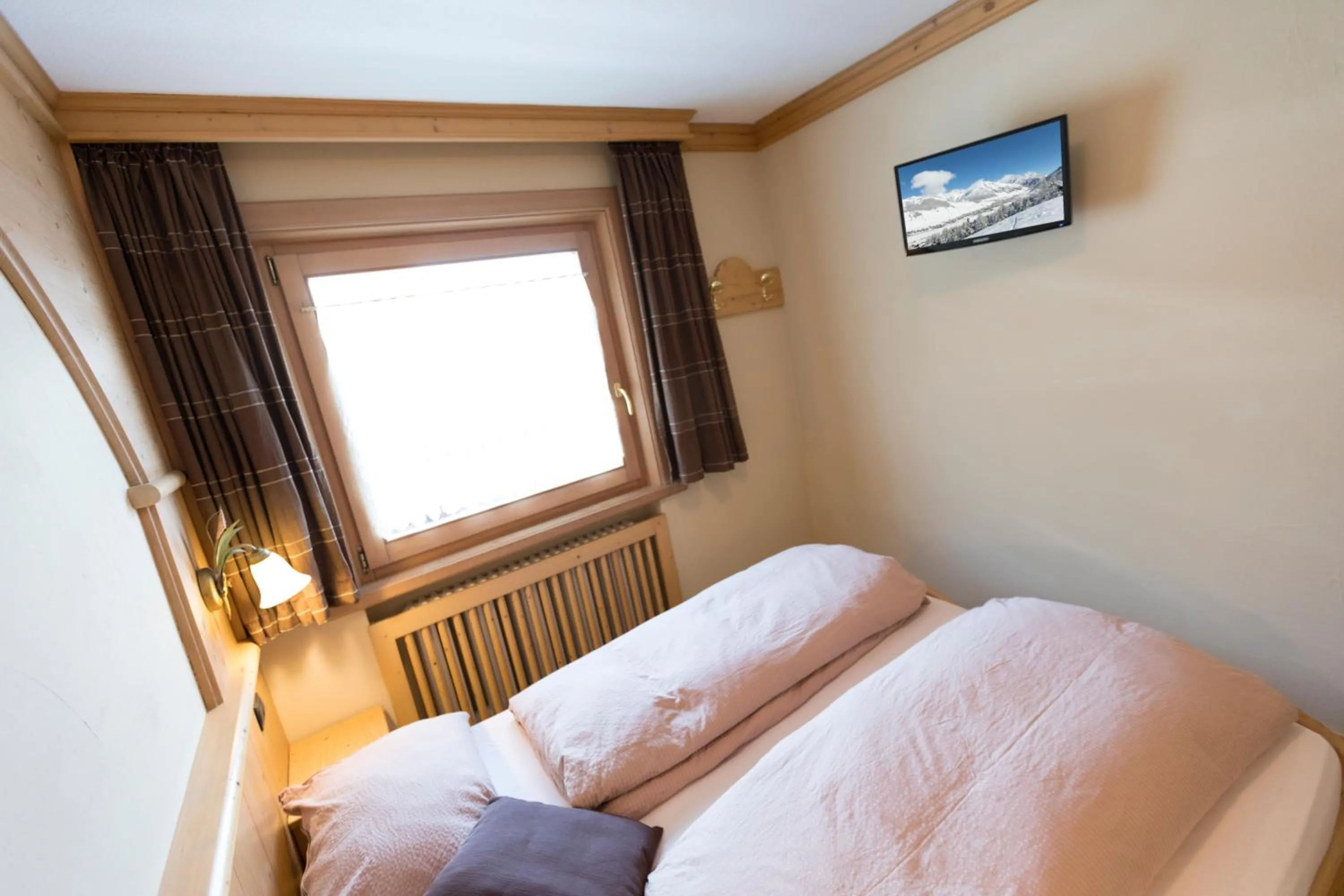 Photo of the whole room, Bed in Hotel Champagne