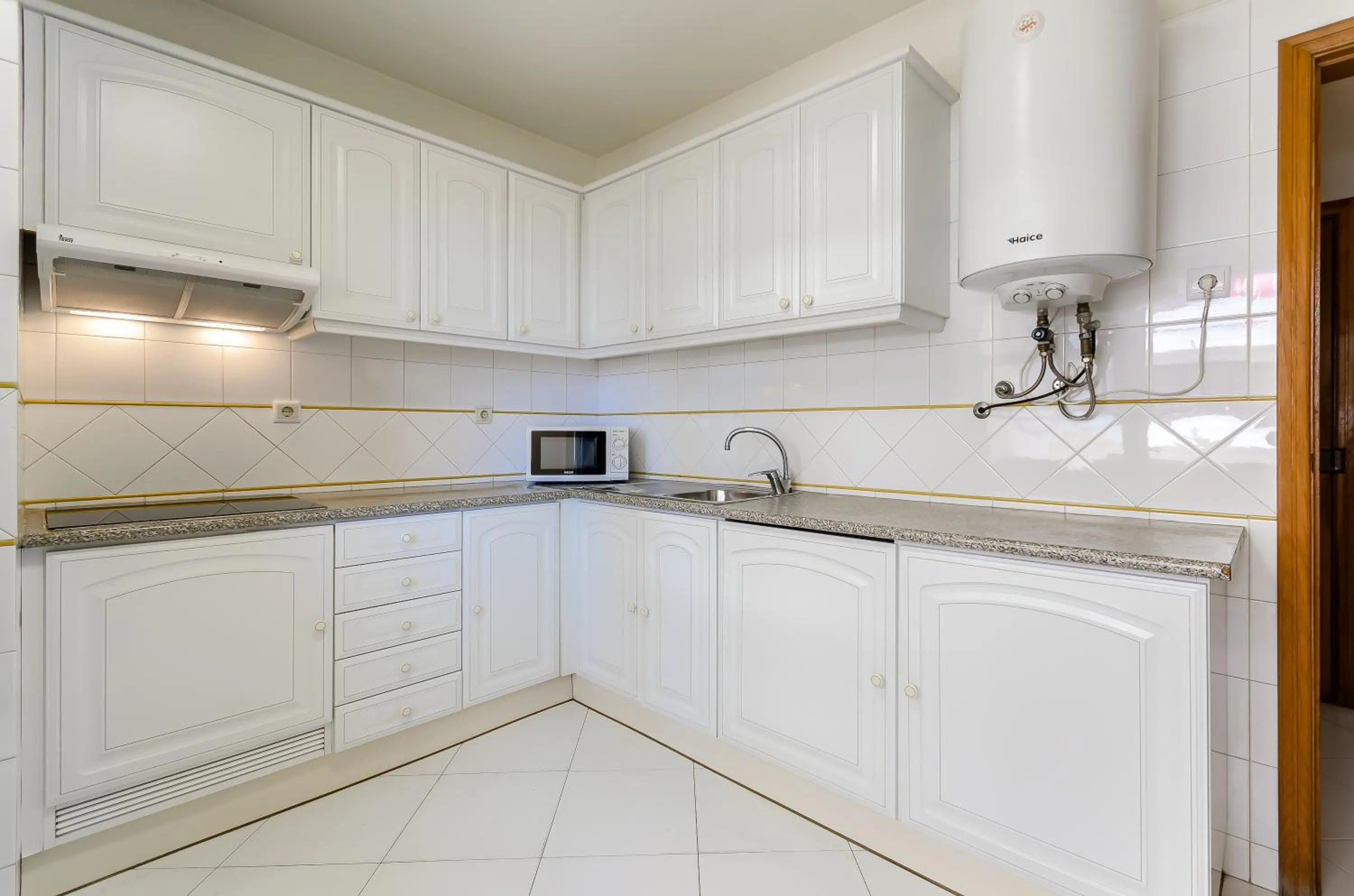 Kitchen or kitchenette in TURIM Algarve Mor Apartamentos Turísticos