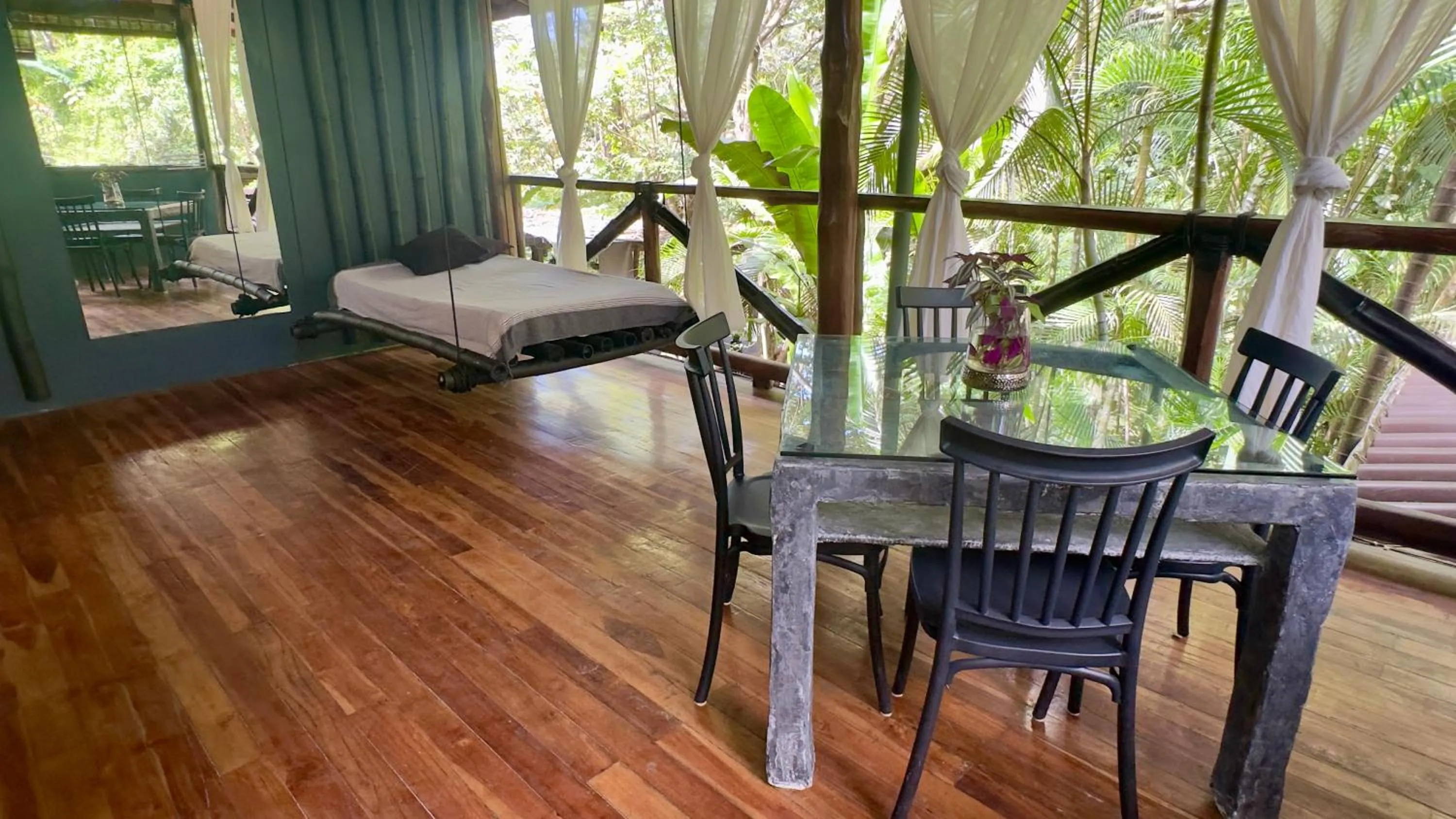 Dining area, Bed in Canaima Chill House