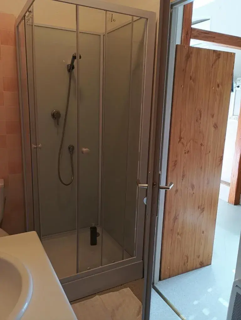 Family Room with Private Bathroom in Résidence SoAnSa du Gérardmer de la Sci Rsast - Col de la Schlucht Family Room with Private Bathroom in Résidence SoAnSa du Gérardmer de la Sci Rsast - Col de la Schlucht