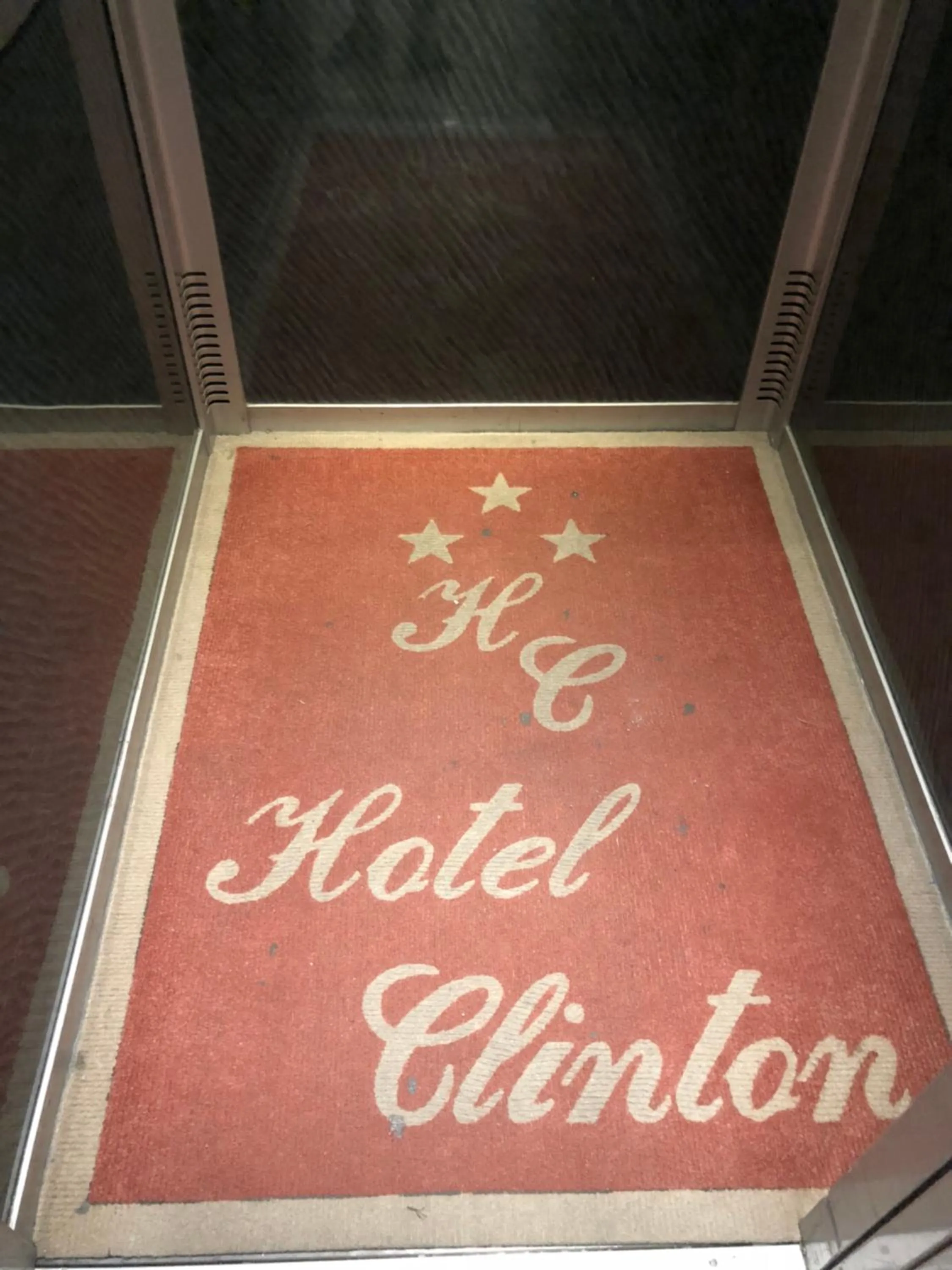 Logo/Certificate/Sign in Hotel Clinton