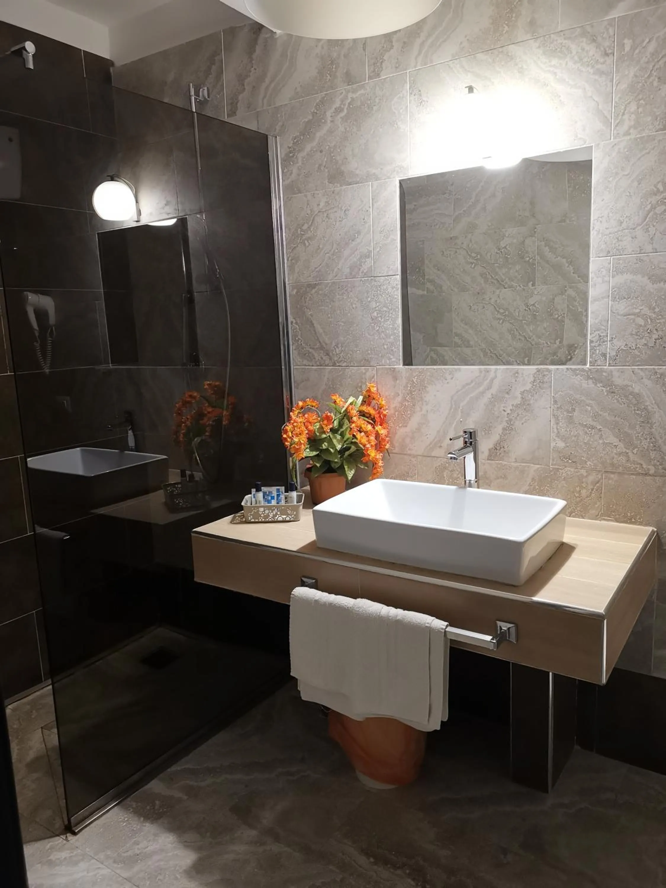 Shower in Hotel Clinton