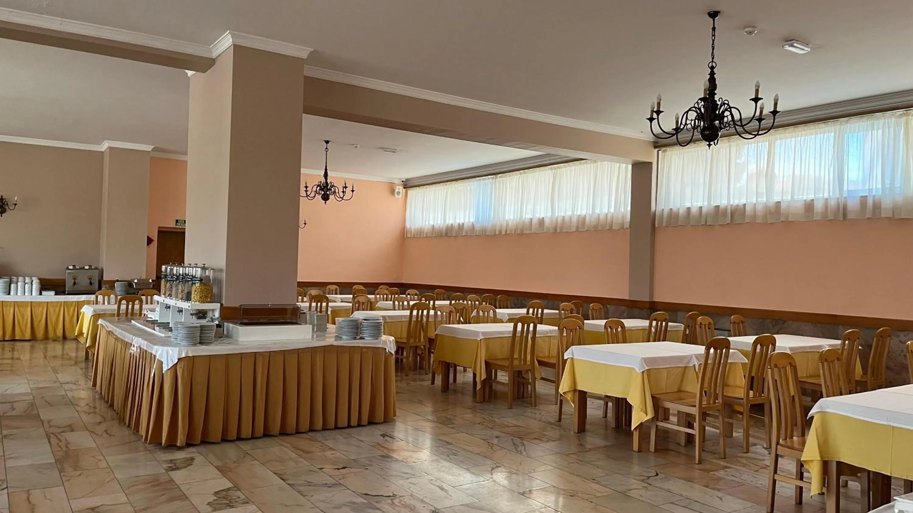 Continental breakfast in Grande Hotel Dom Dinis