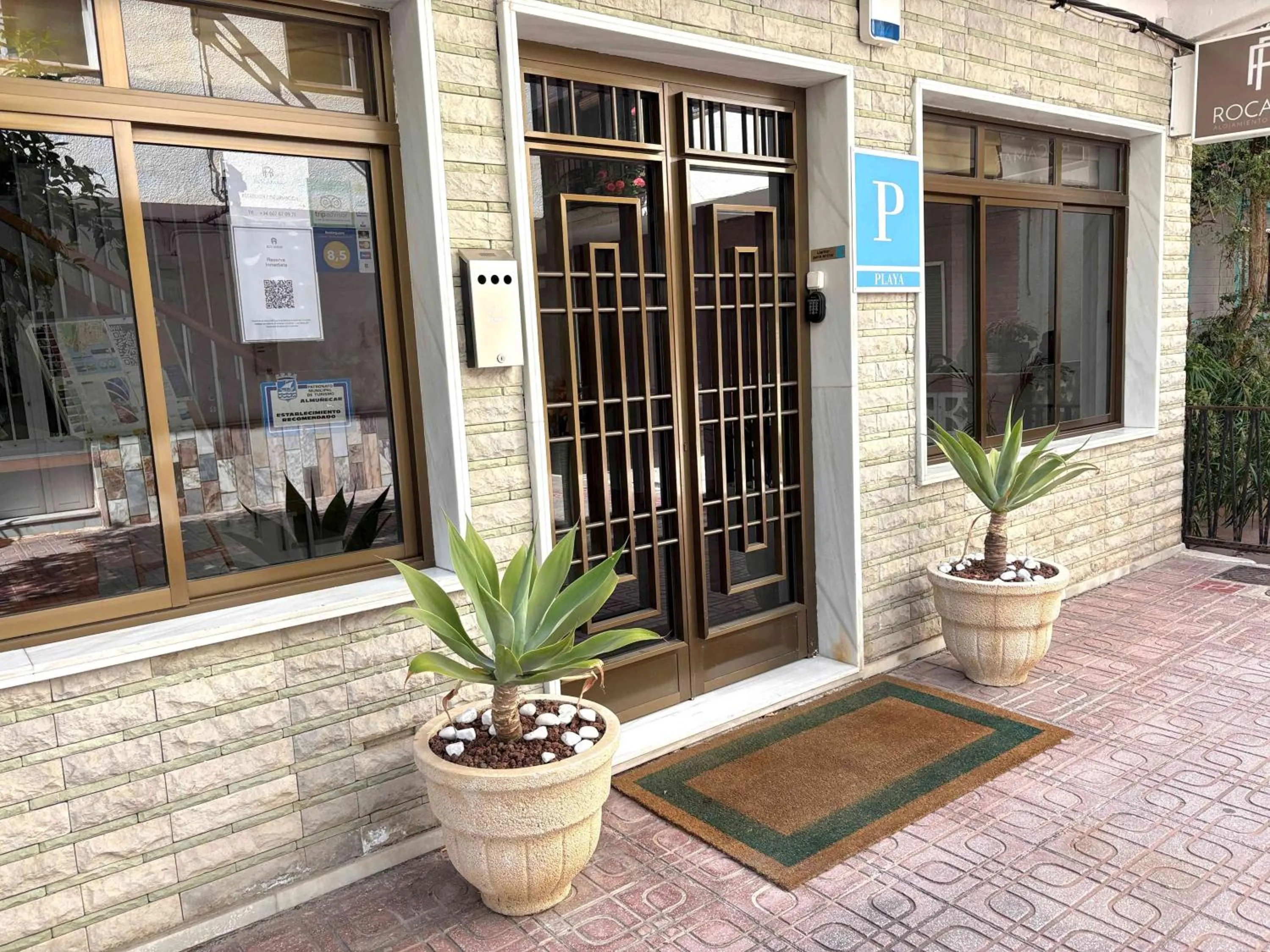 Facade/entrance in Pensión Rocamar