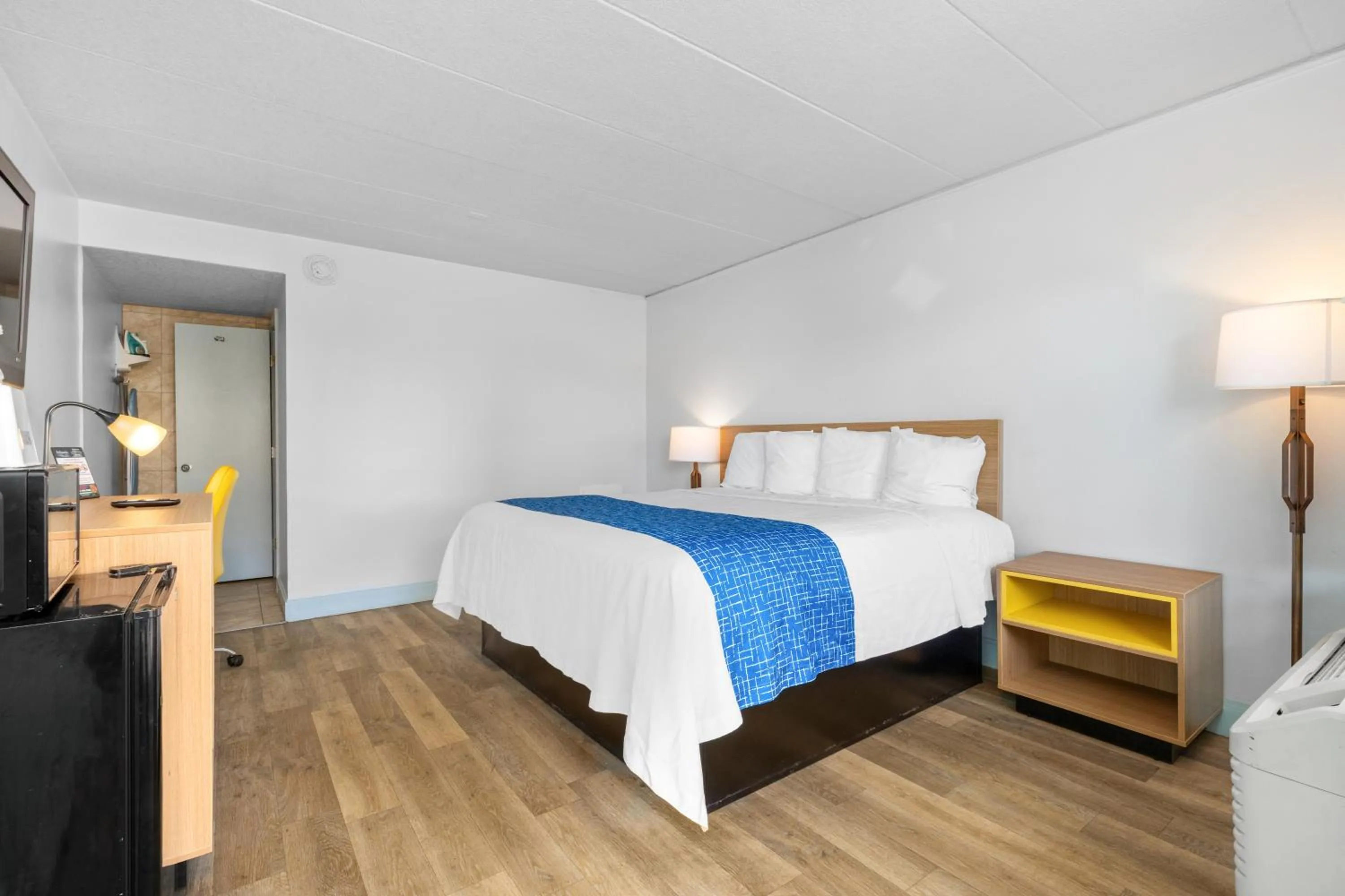 Bedroom, Bed in Atlantic Inn