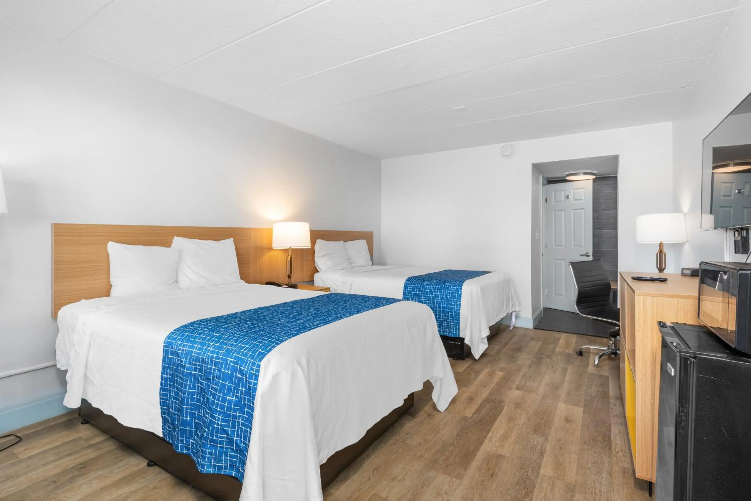 Photo of the whole room, Bed in Atlantic Inn