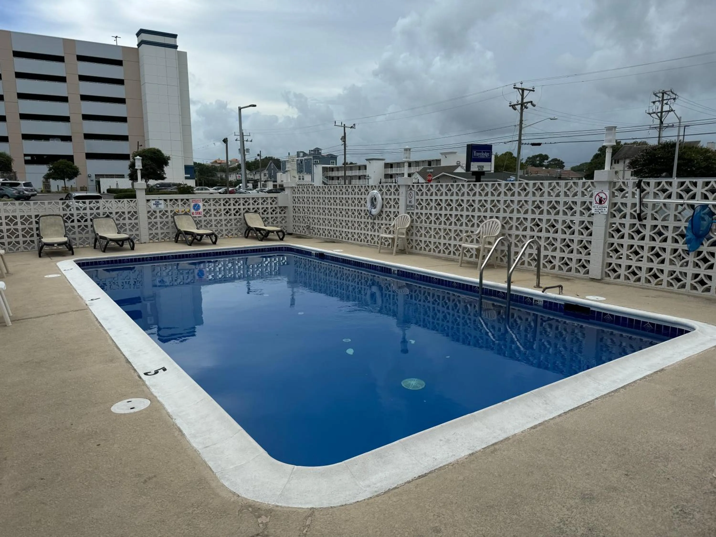 Swimming pool in Atlantic Inn