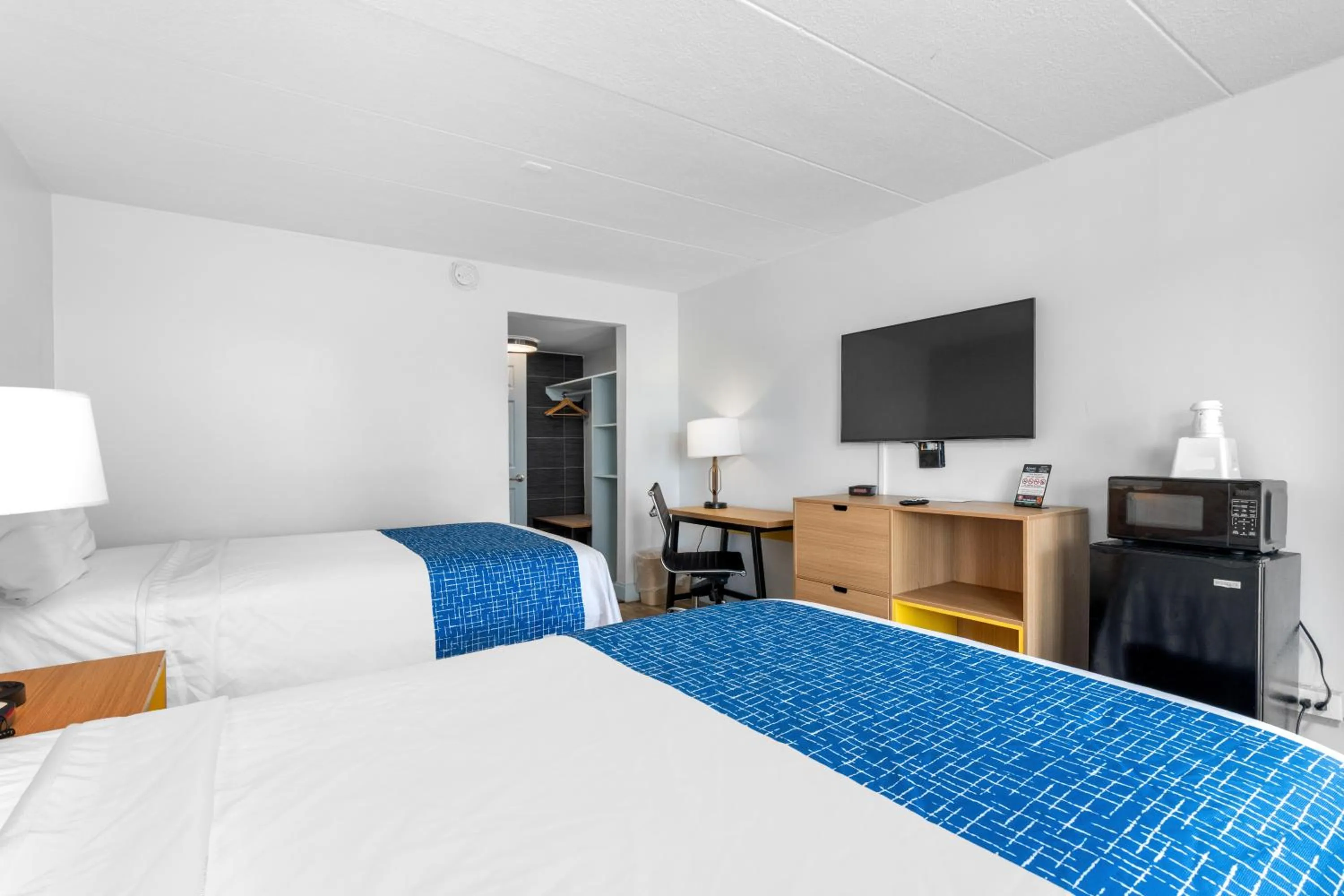 Bedroom, Bed in Atlantic Inn