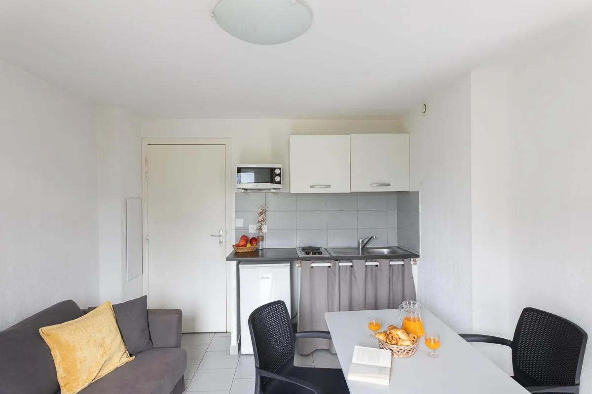 Kitchen or kitchenette in Appart Hotel Corte HR