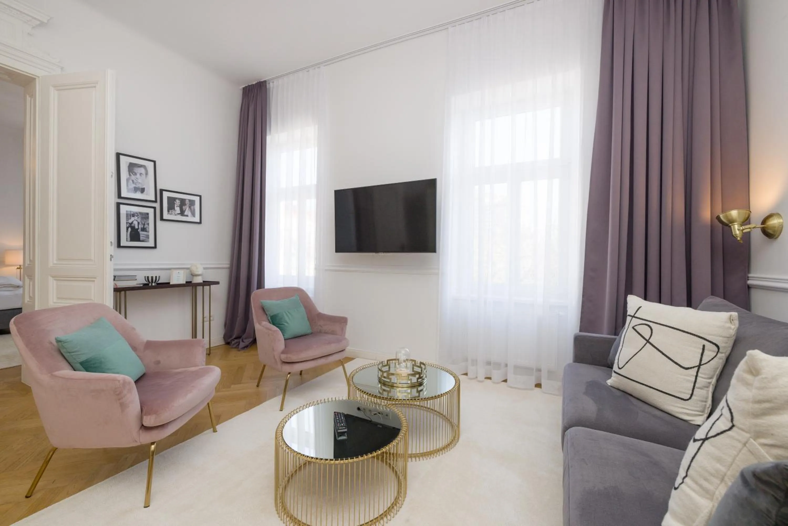 TV and multimedia in RAFAEL KAISER - Premium Apartments - Contactless Check-In