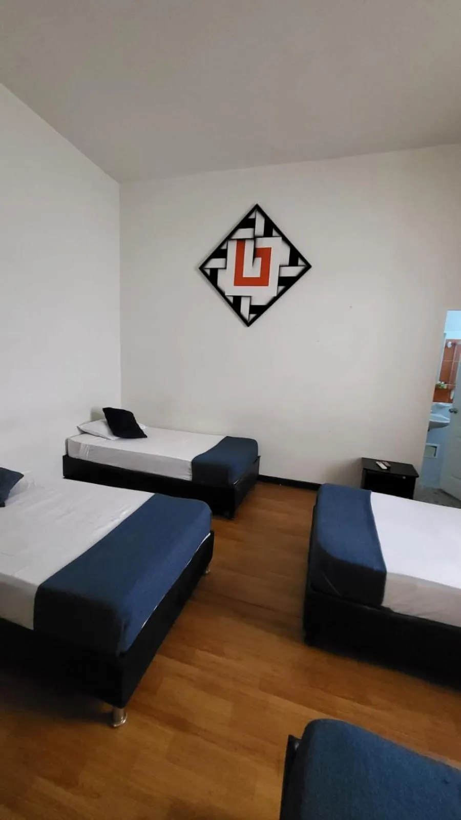 Photo of the whole room, Bed in Hotel Torre del Viento cali