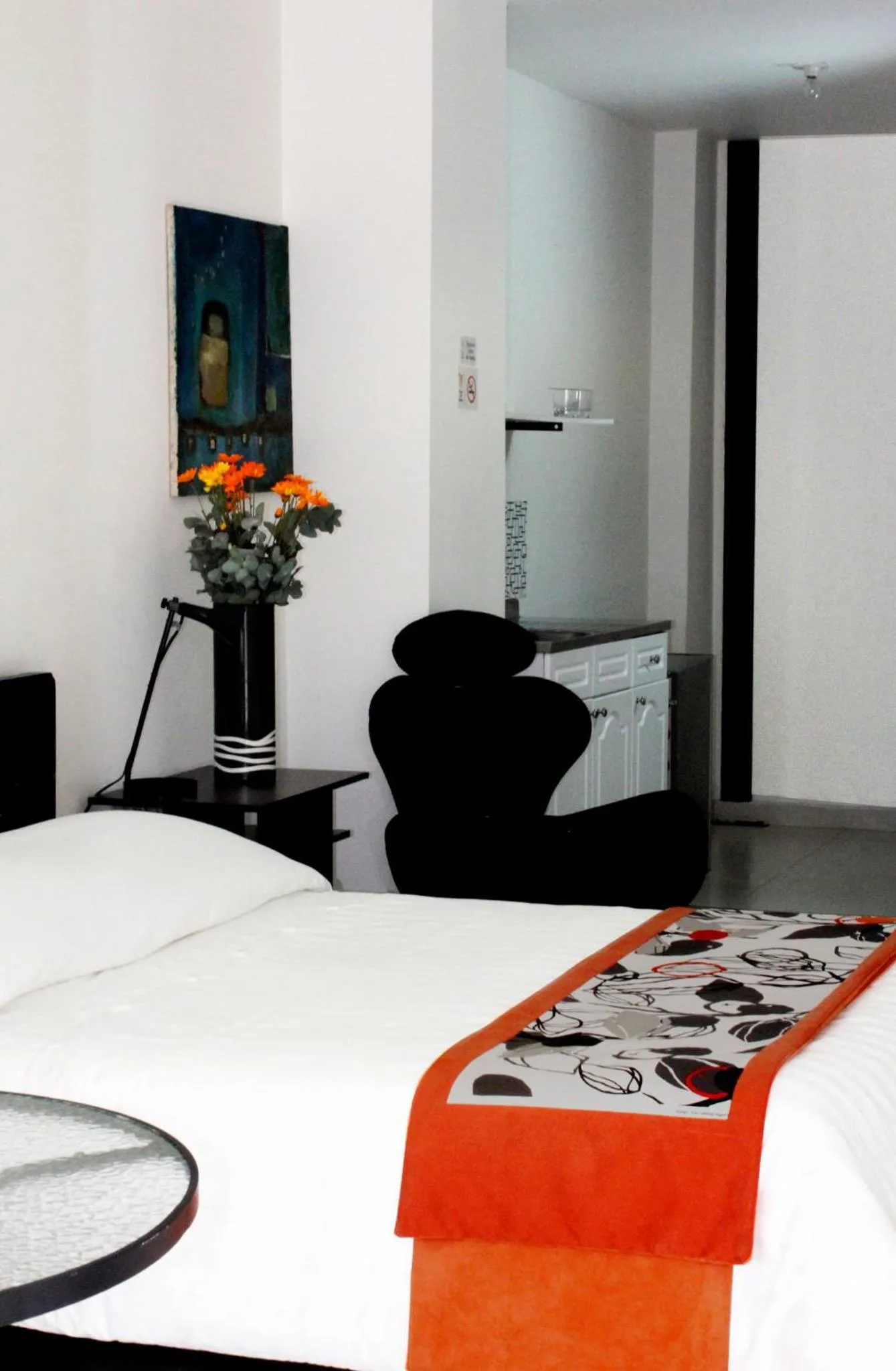 Photo of the whole room, Bed in Hotel Torre del Viento cali