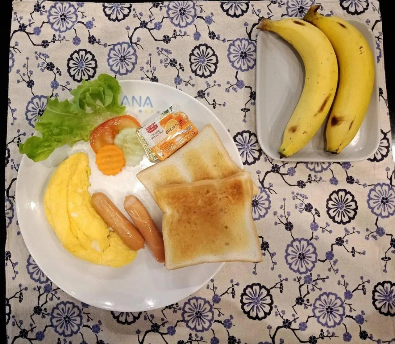 Continental breakfast in Lana Beds & Space