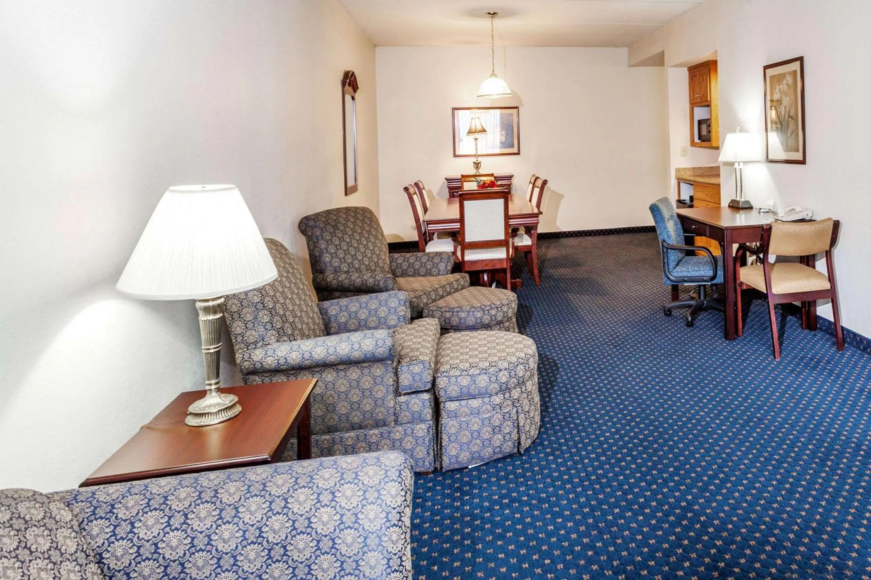 Photo of the whole room, Seating Area in Wingate by Wyndham Atlanta/Six Flags Austell