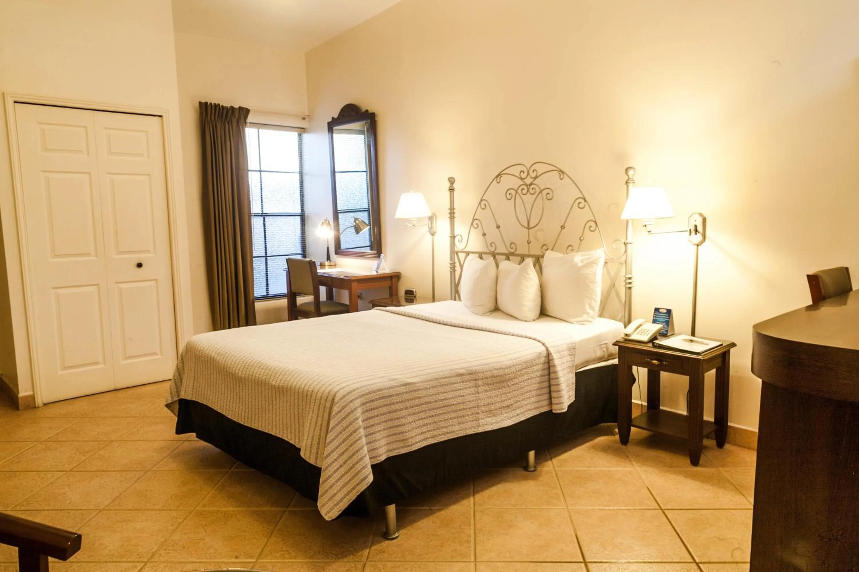 Bedroom, Bed in Hotel El Almendro