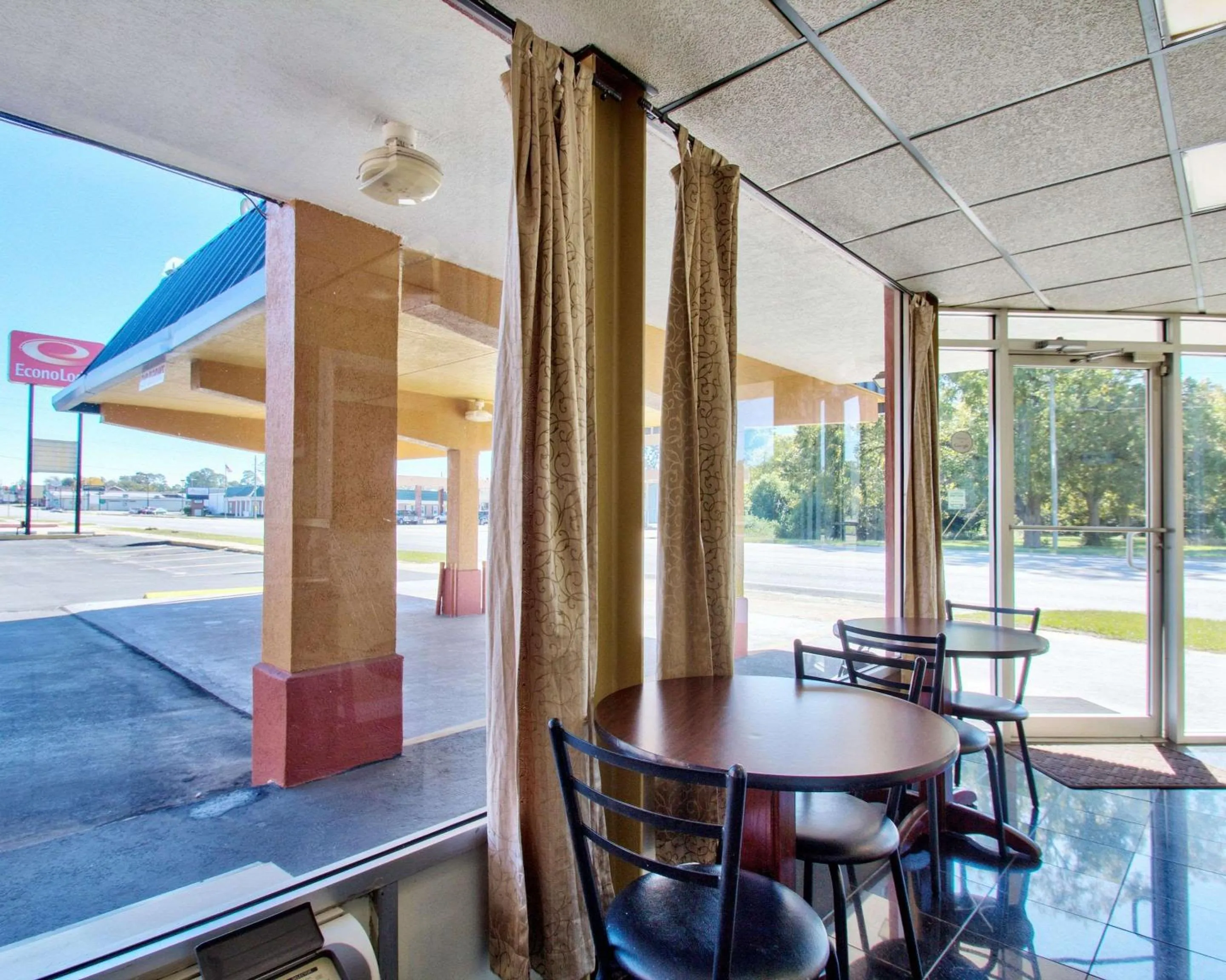 Restaurant/places to eat in Econo Lodge Donalsonville