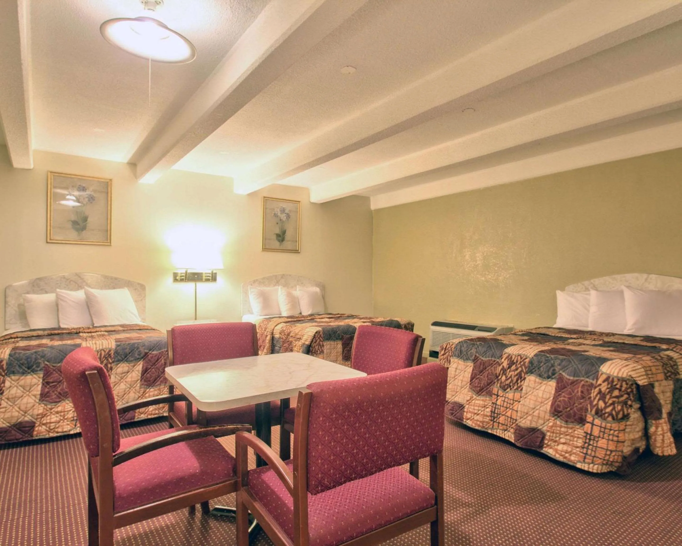 Photo of the whole room in Econo Lodge Donalsonville