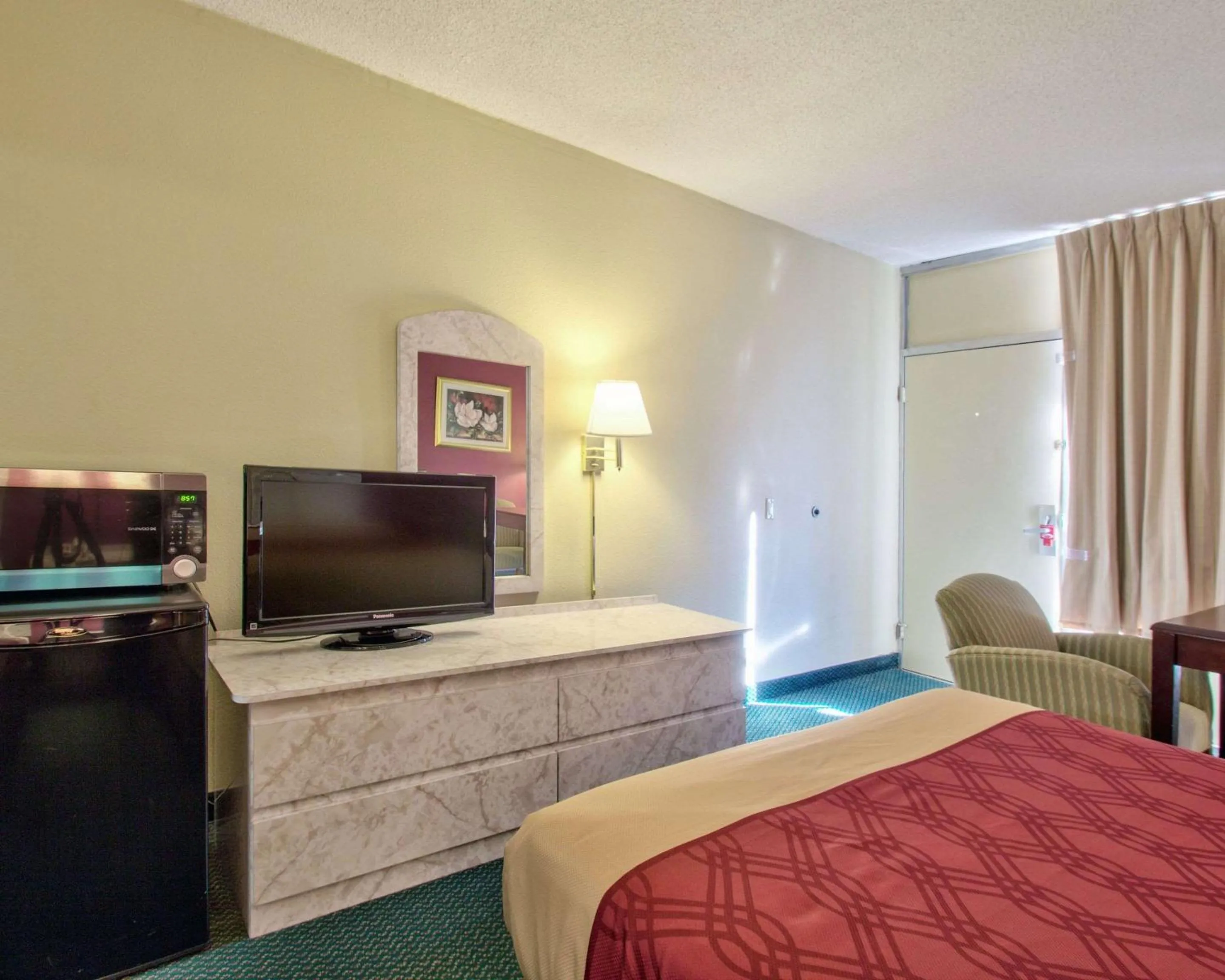 Photo of the whole room, Bed in Econo Lodge Donalsonville