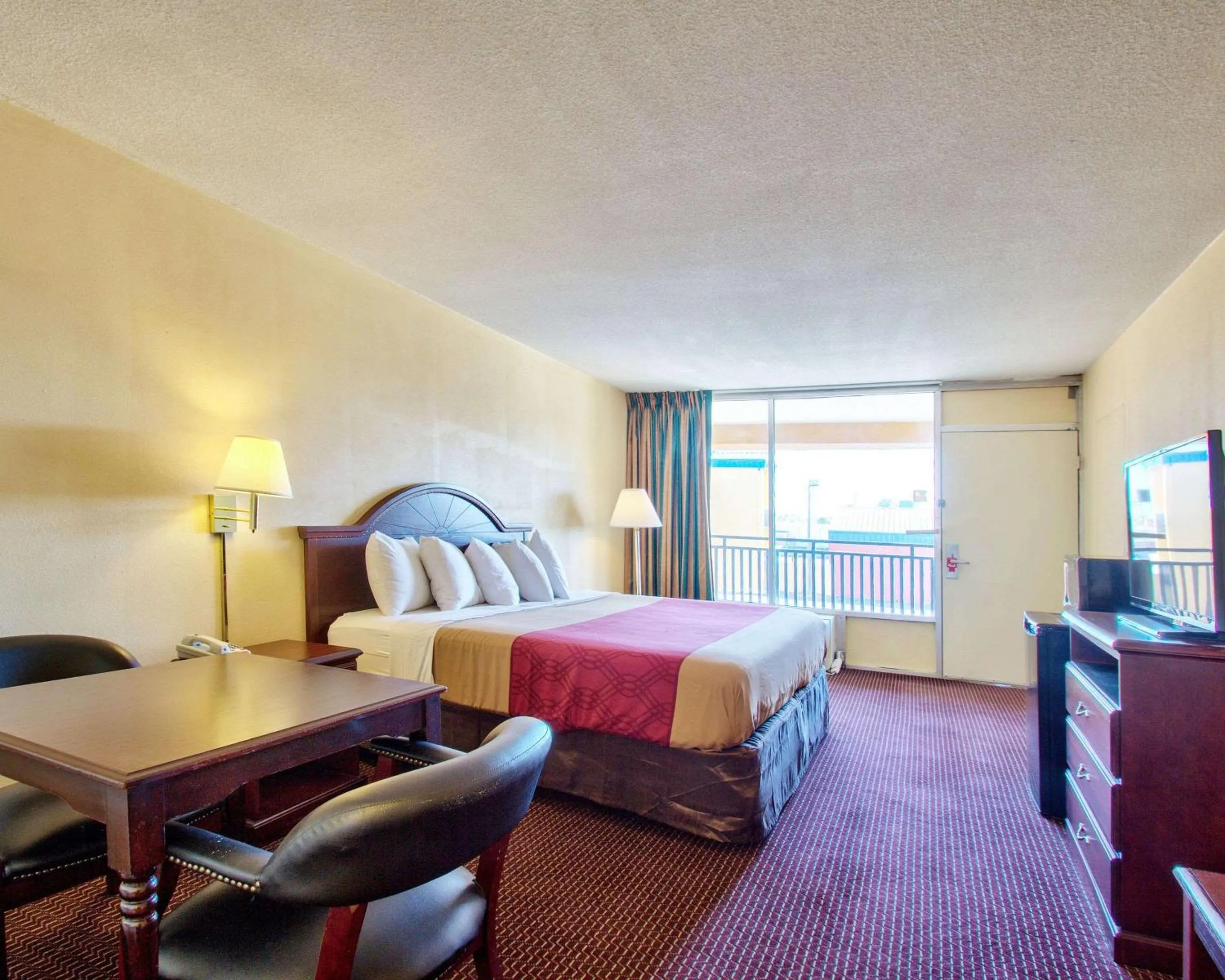 Photo of the whole room, Bed in Econo Lodge Donalsonville