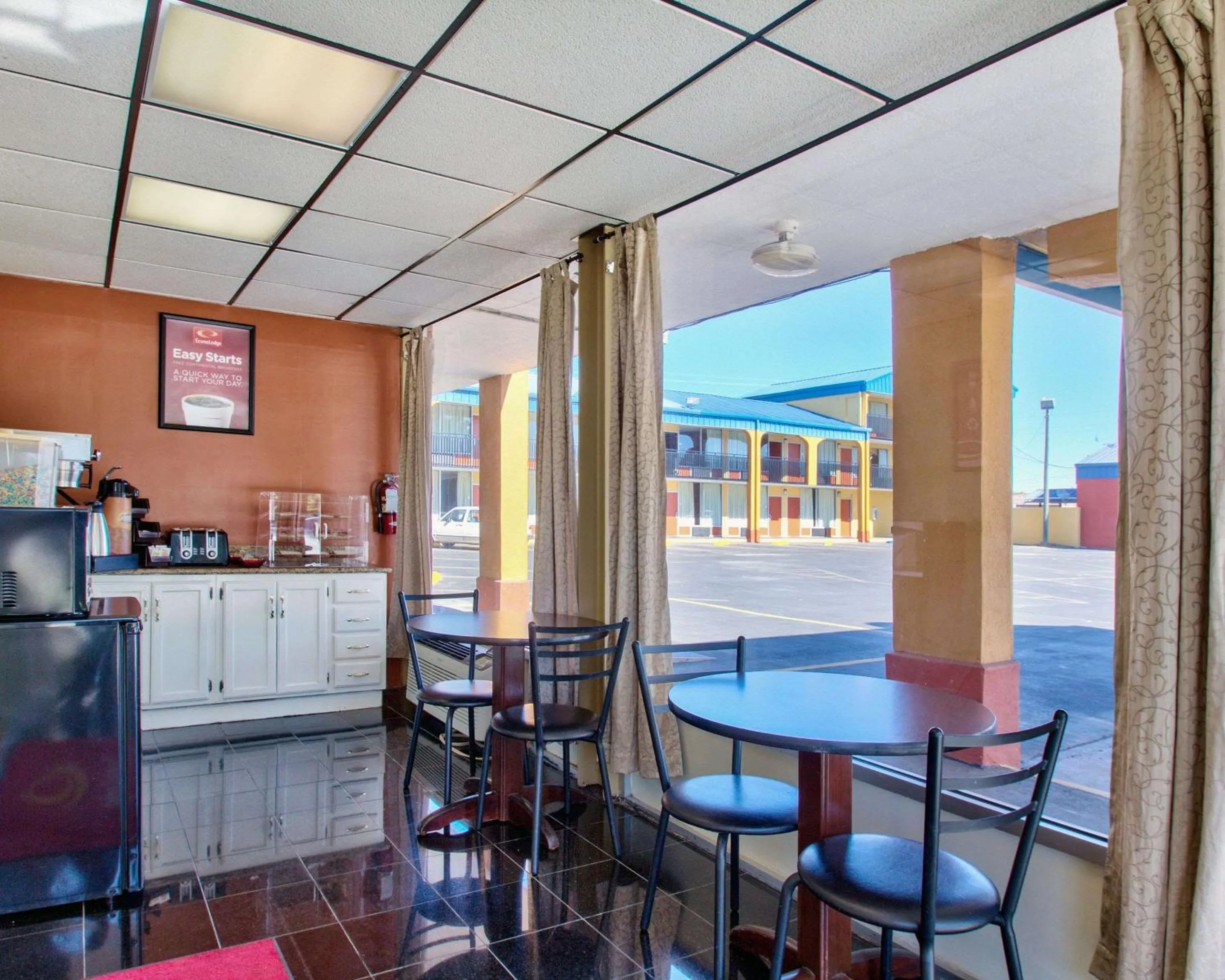 Restaurant/places to eat in Econo Lodge Donalsonville