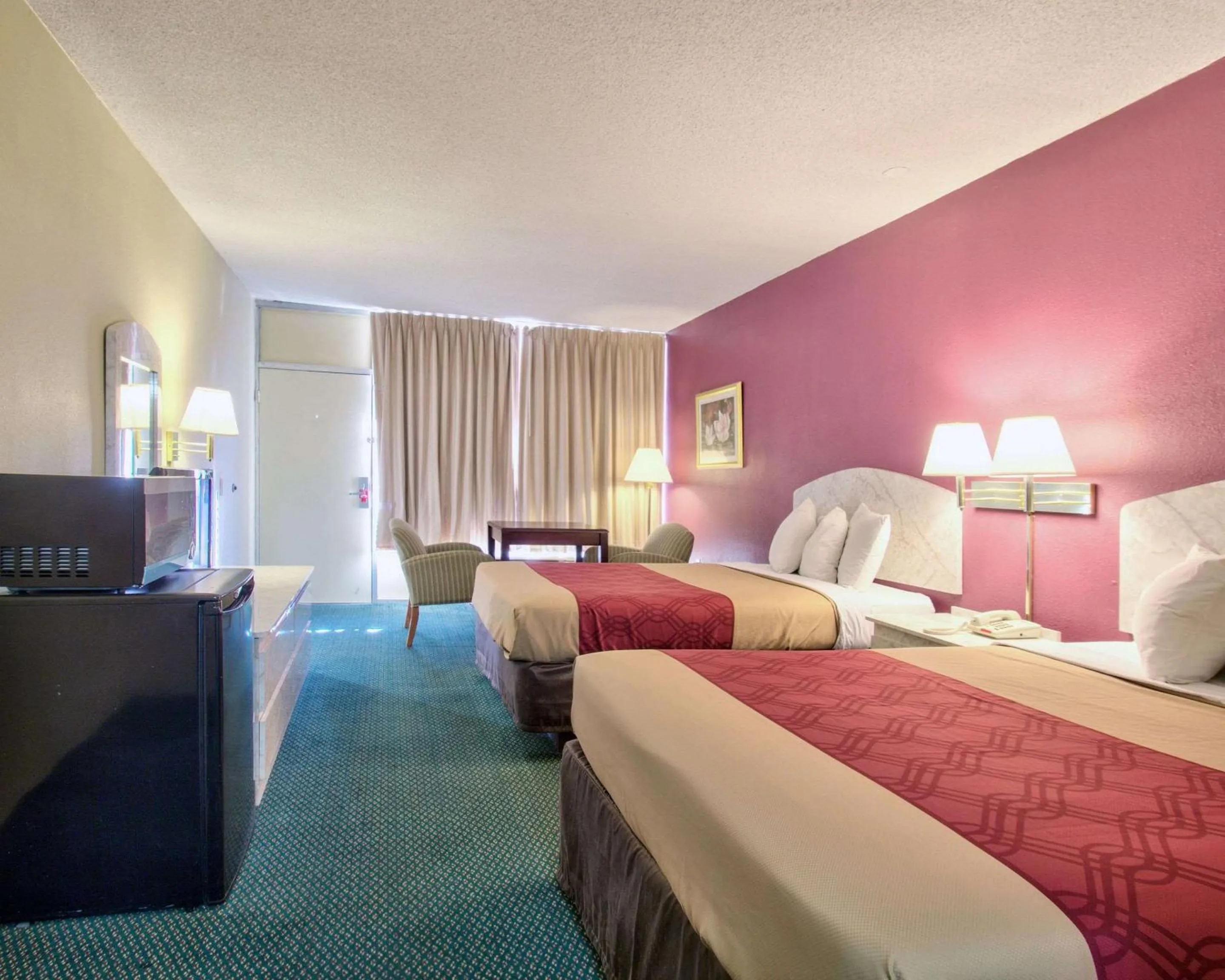 Photo of the whole room, Bed in Econo Lodge Donalsonville