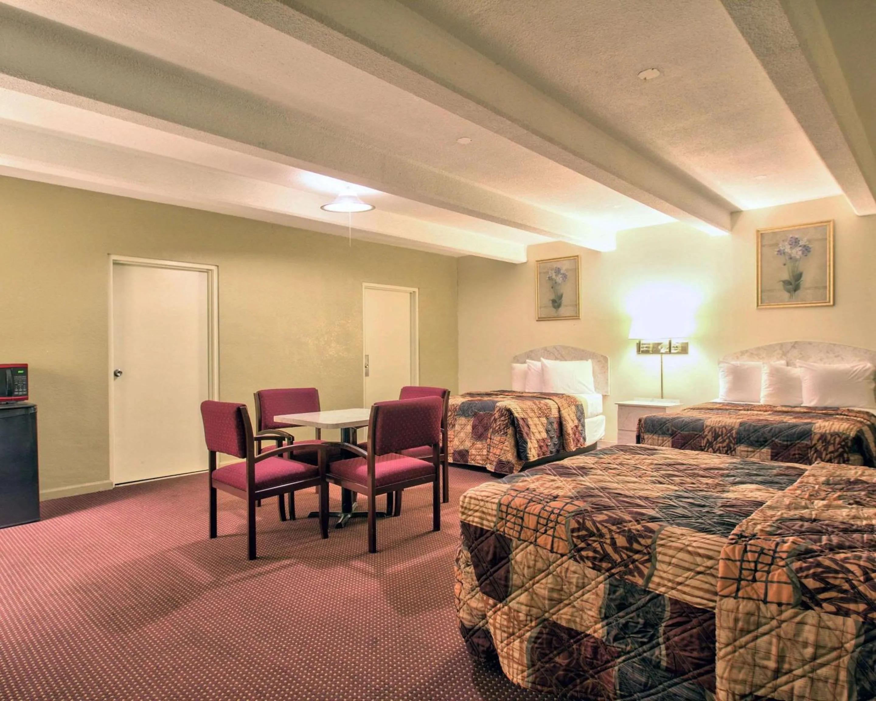 Photo of the whole room, Bed in Econo Lodge Donalsonville