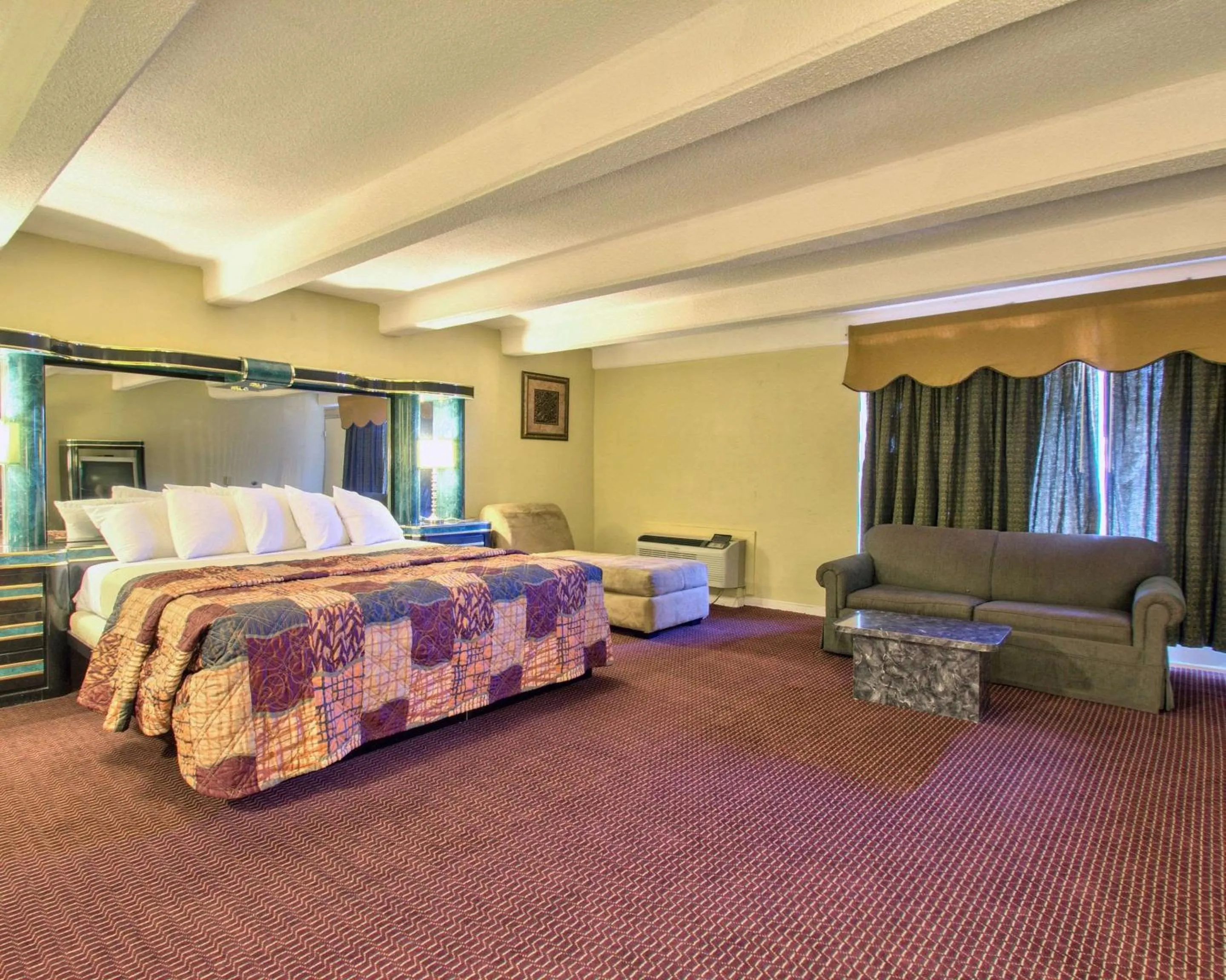 Photo of the whole room, Bed in Econo Lodge Donalsonville