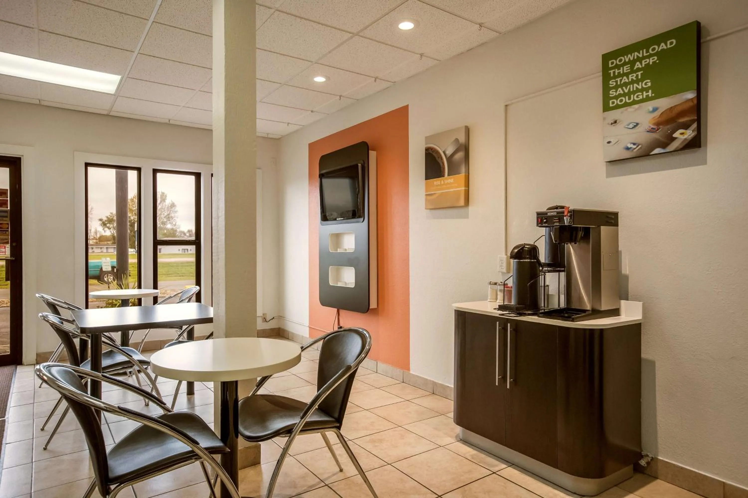 Communal lounge/ TV room in Motel 6-Albert Lea, MN