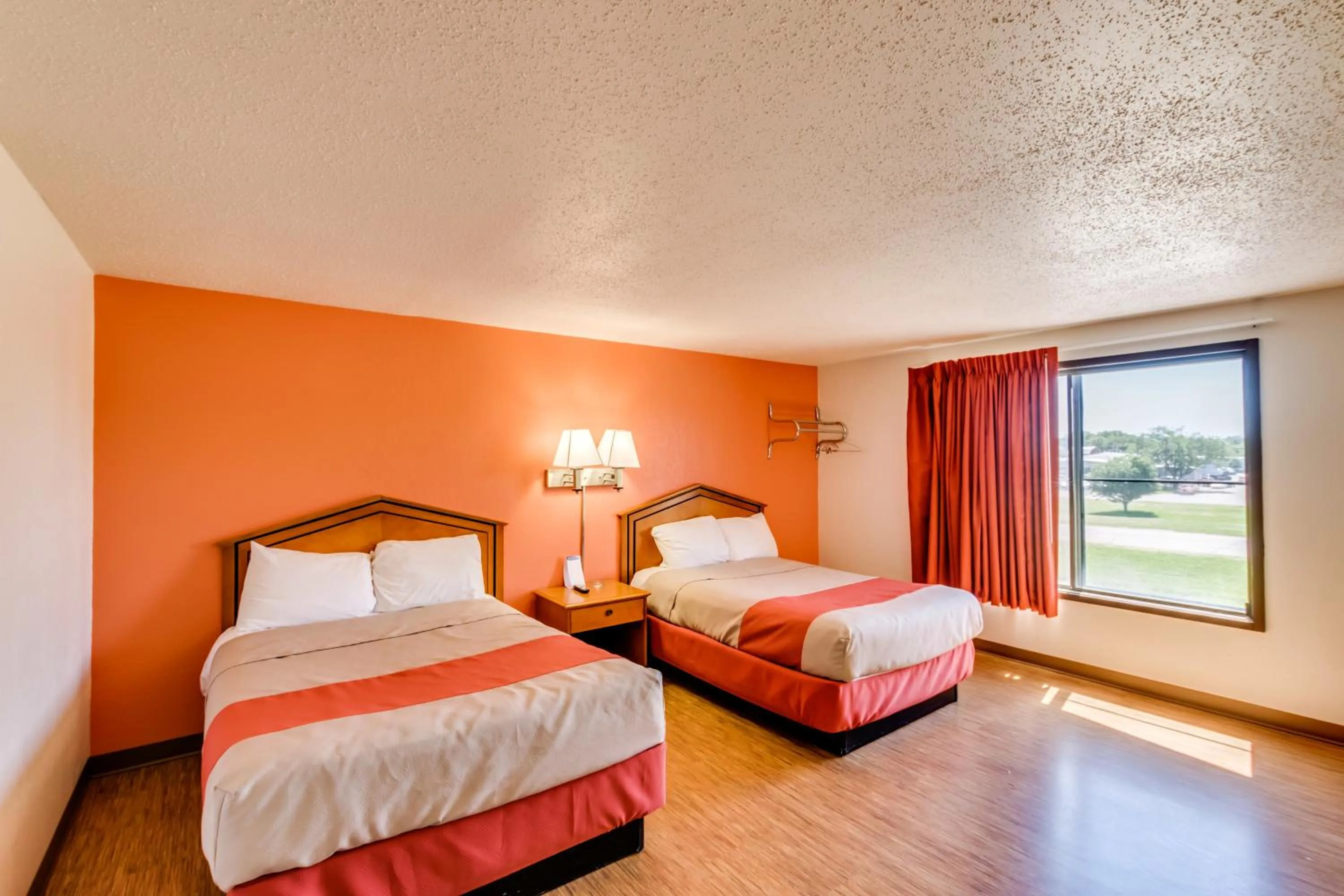 Photo of the whole room, Bed in Motel 6-Albert Lea, MN