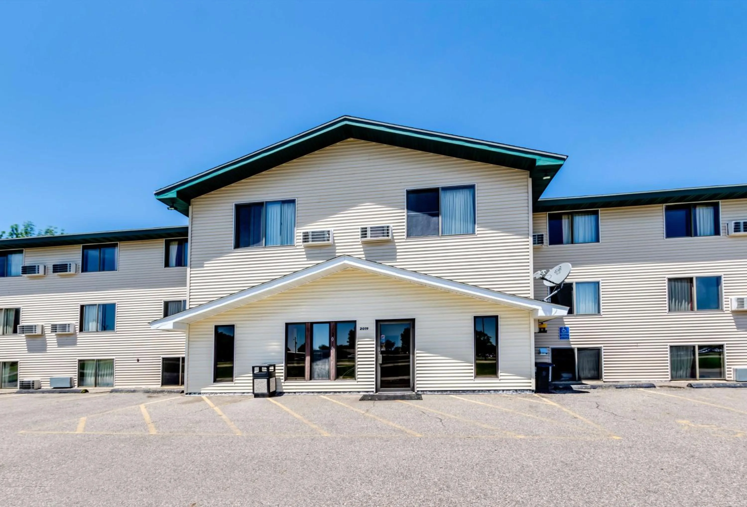Property building in Motel 6-Albert Lea, MN