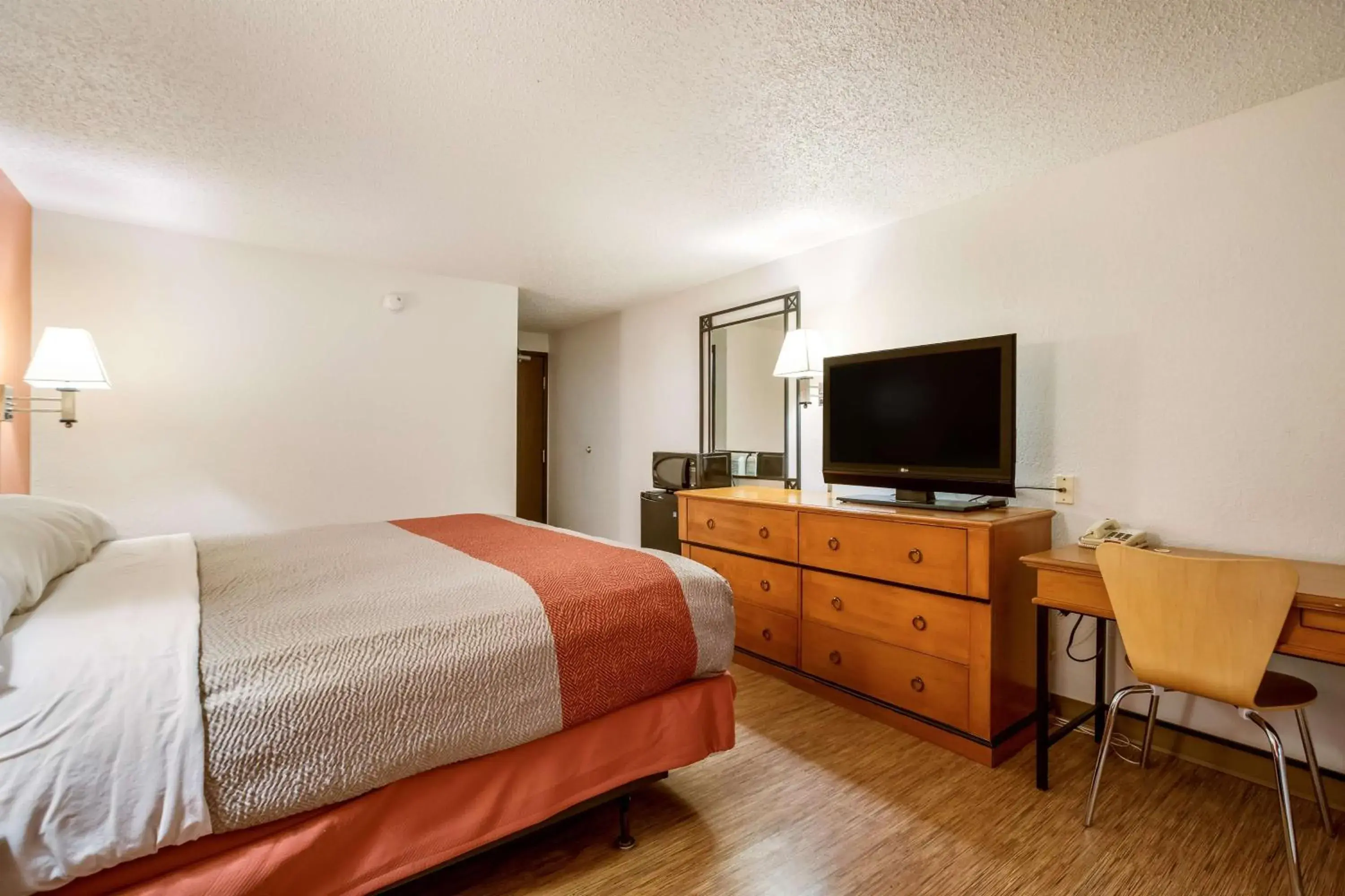 Deluxe King Room - Non-Smoking in Motel 6-Albert Lea, MN Deluxe King Room - Non-Smoking in Motel 6-Albert Lea, MN