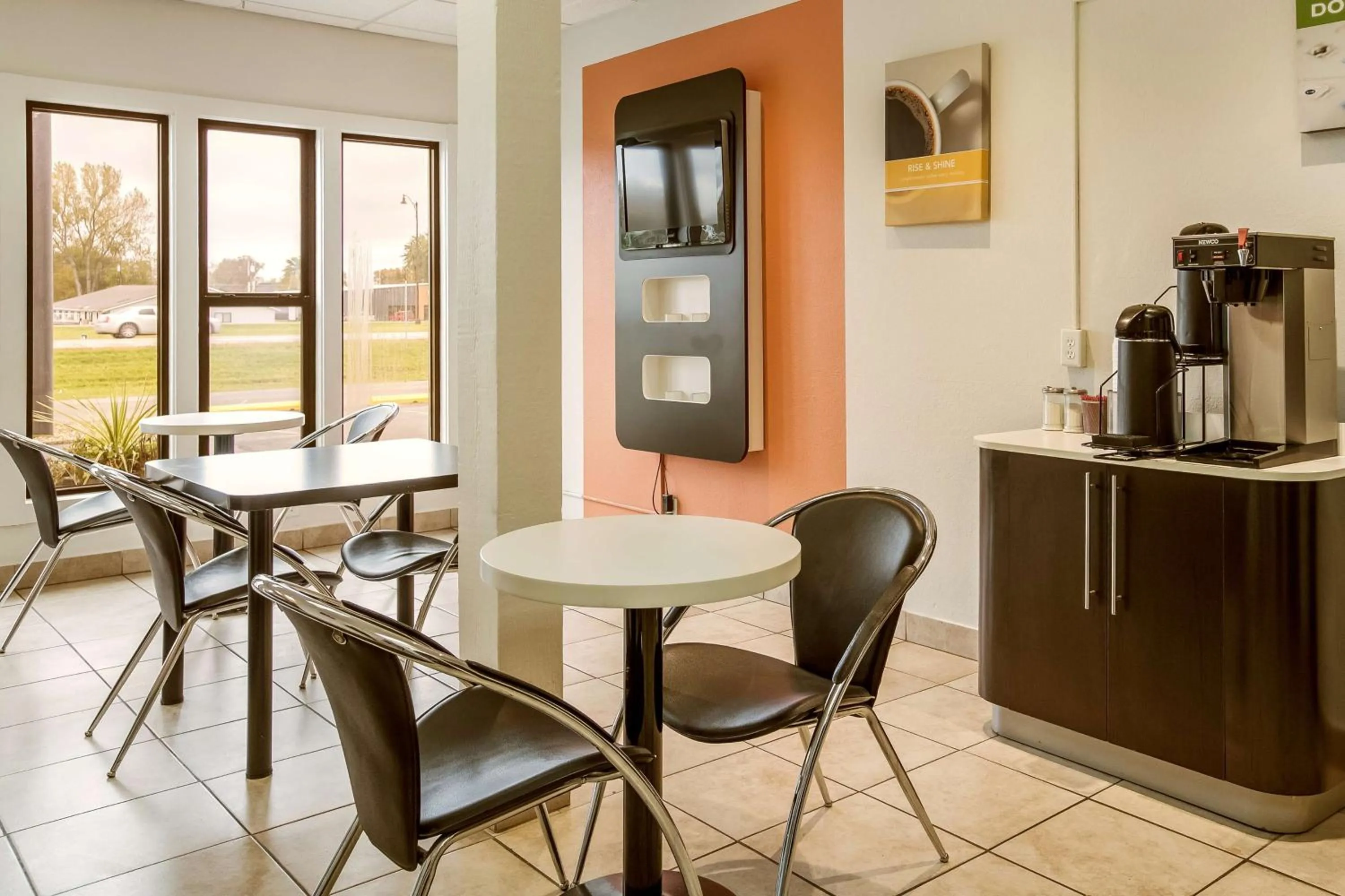 Communal lounge/ TV room in Motel 6-Albert Lea, MN