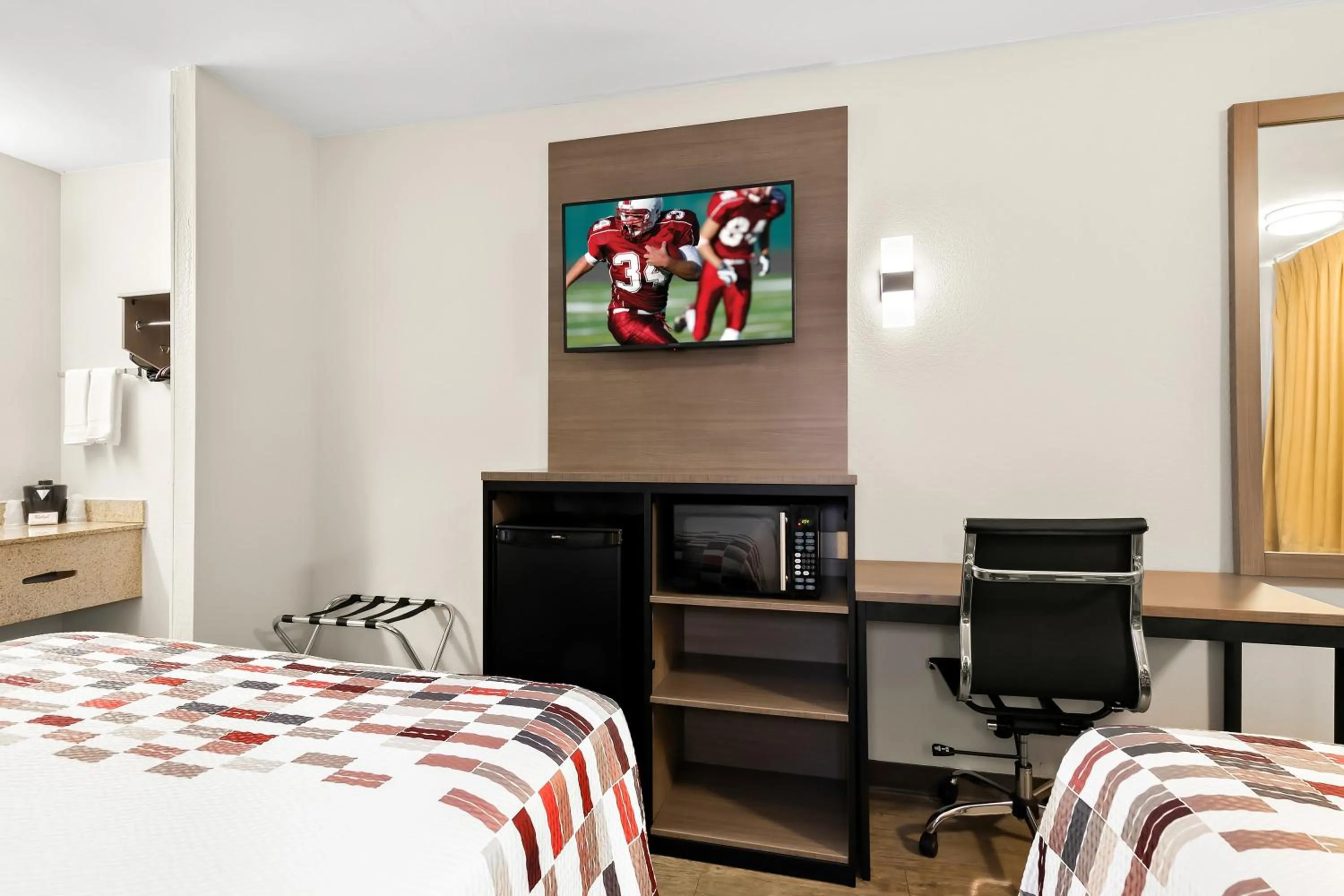 Photo of the whole room, Bed in Red Roof Inn Rock Hill