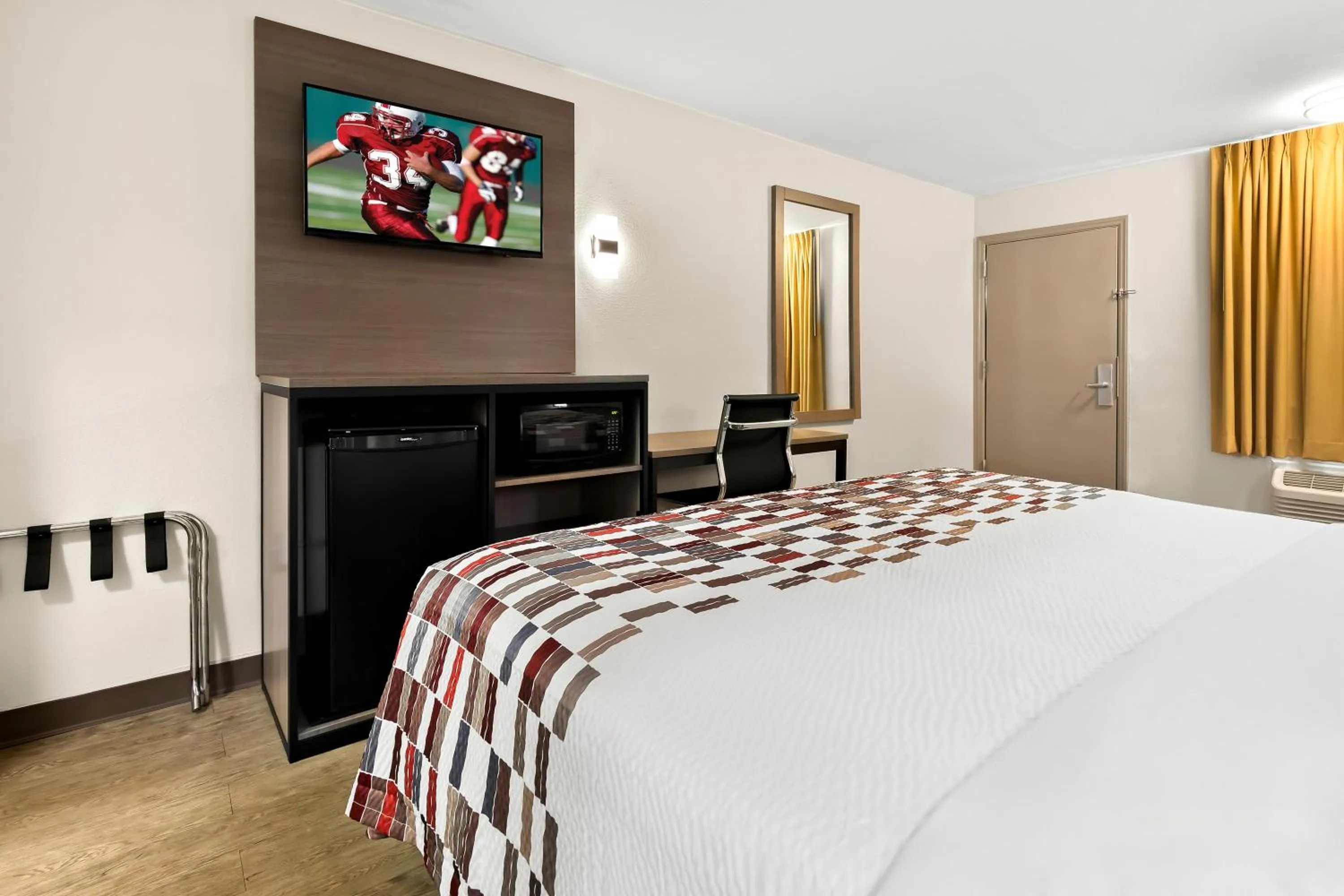 Photo of the whole room, Bed in Red Roof Inn Rock Hill