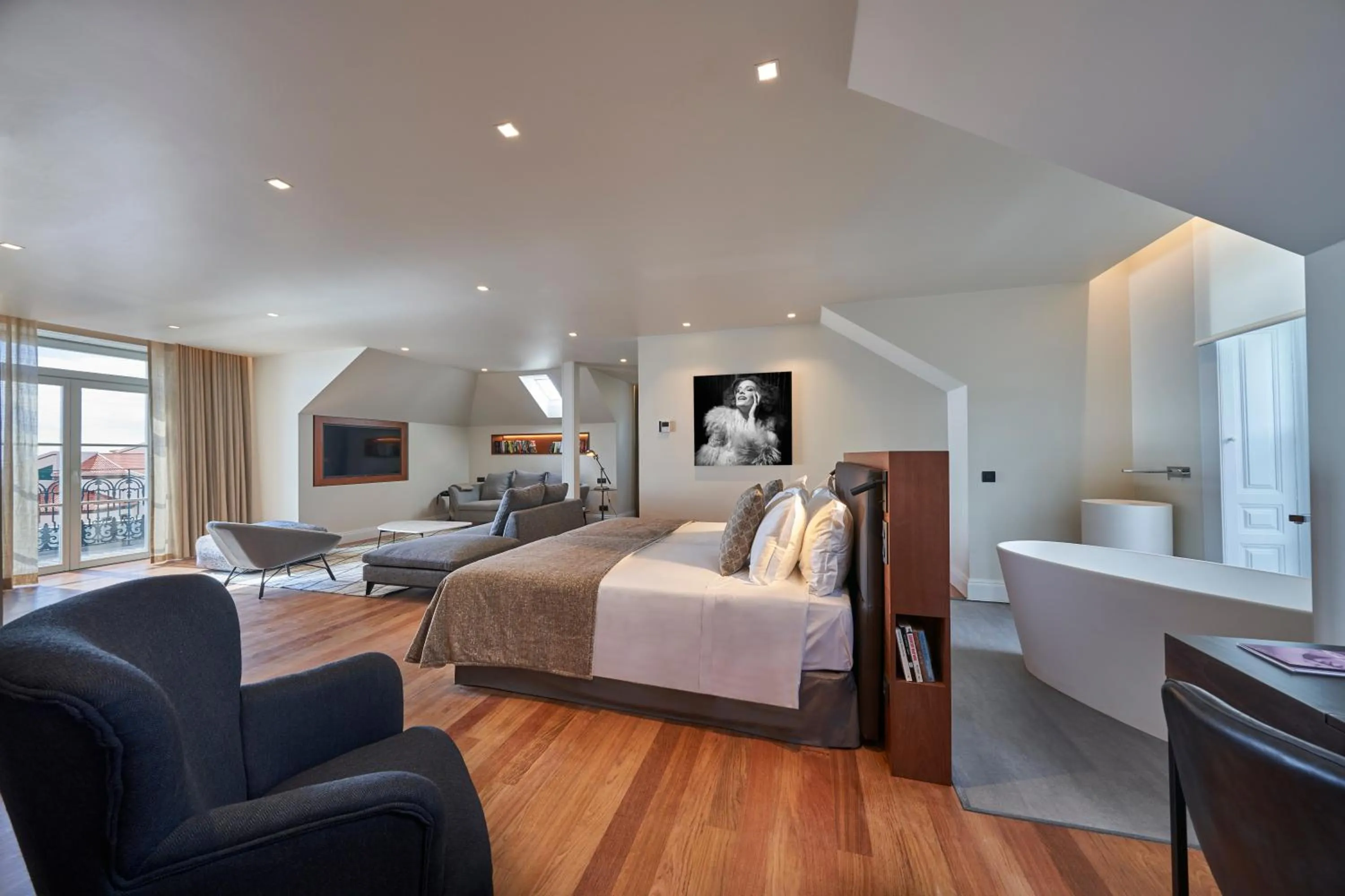 Bedroom, Bed in Les Suites at The Cliff Bay - PortoBay