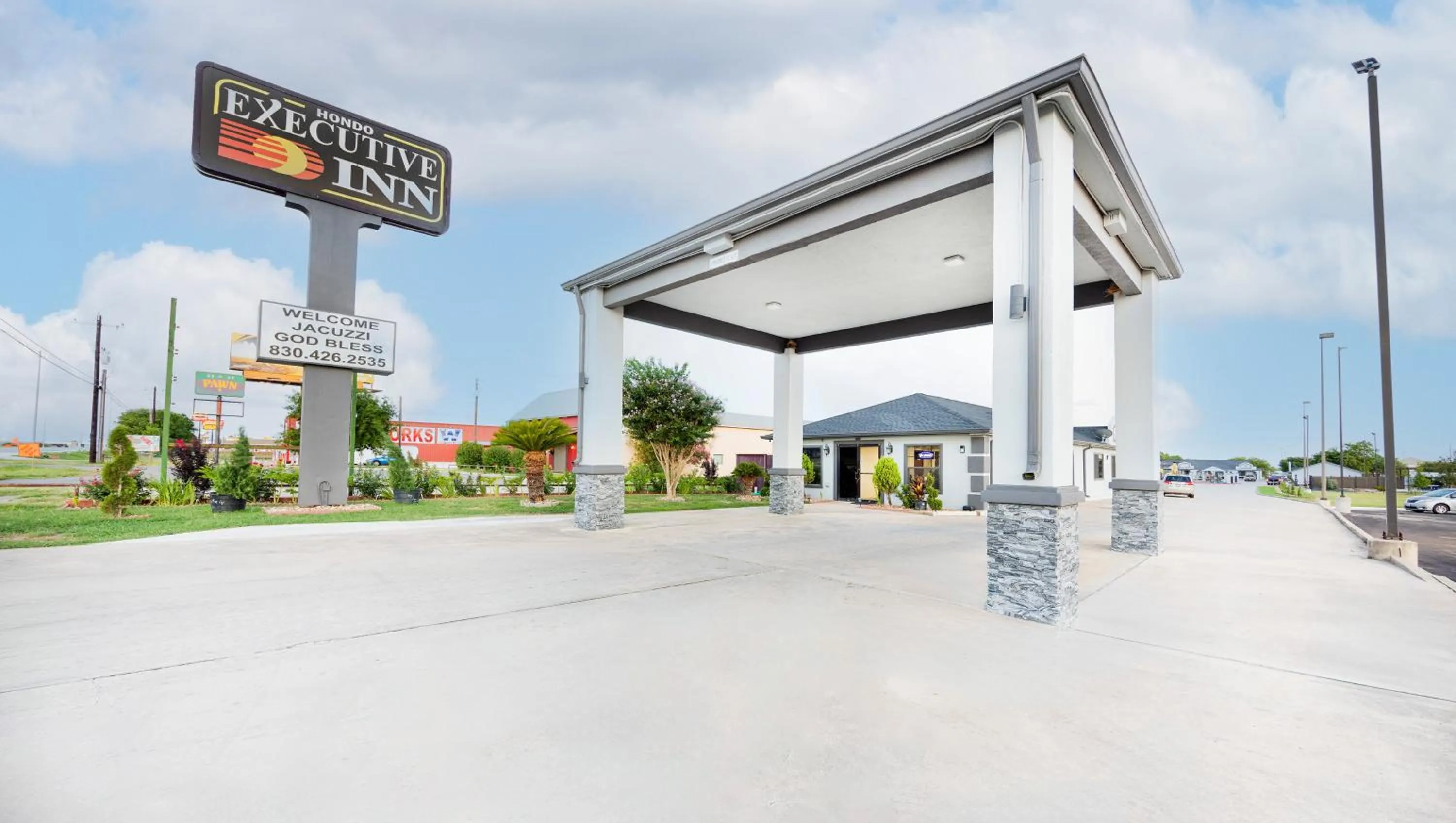 Property building in Executive Inn Hondo