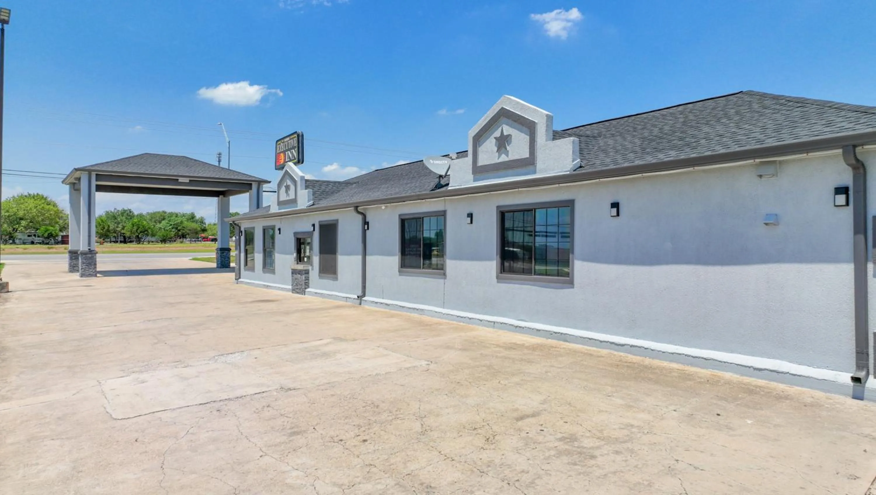 Property building in Executive Inn Hondo
