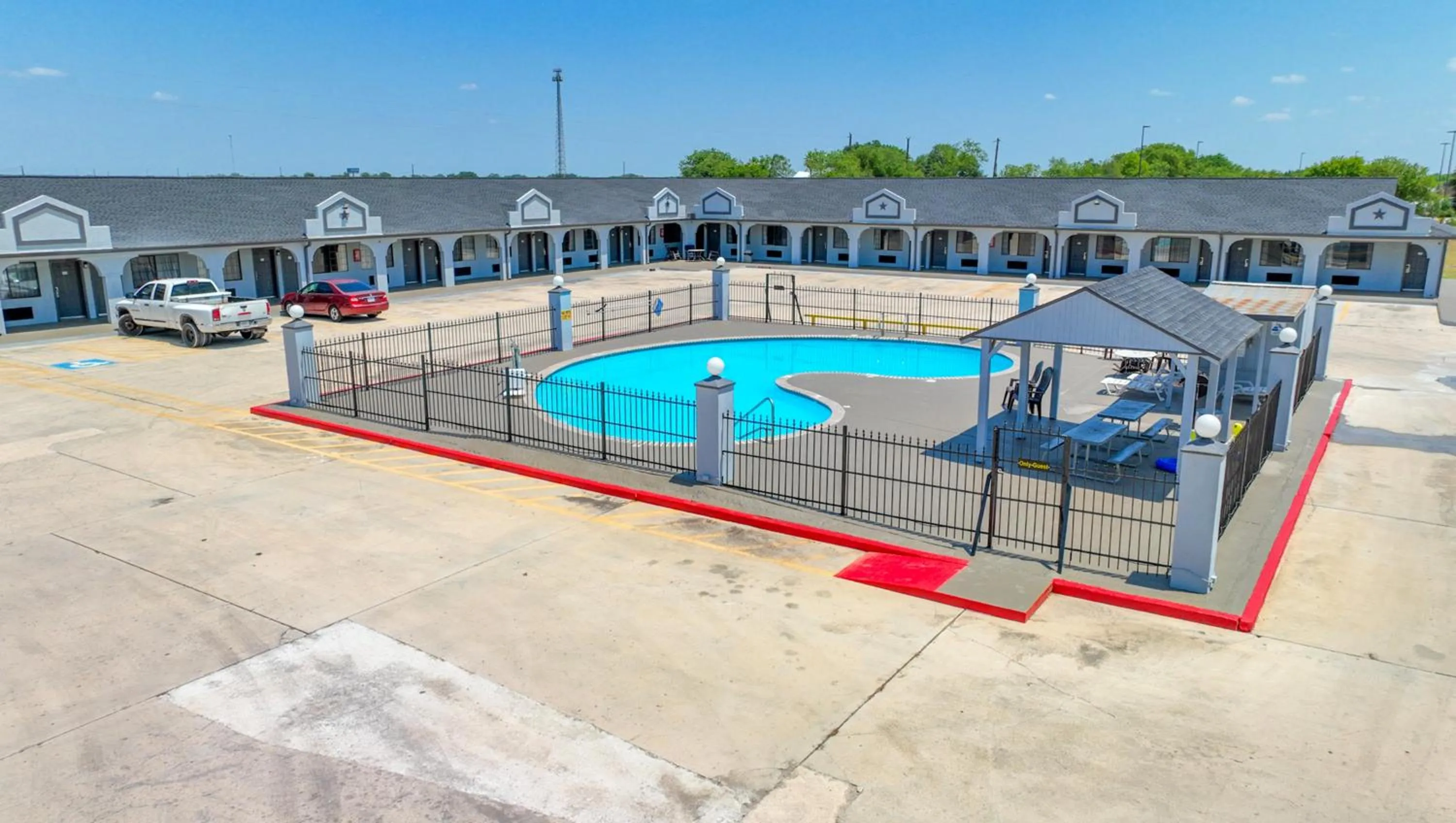 Swimming pool in Executive Inn Hondo