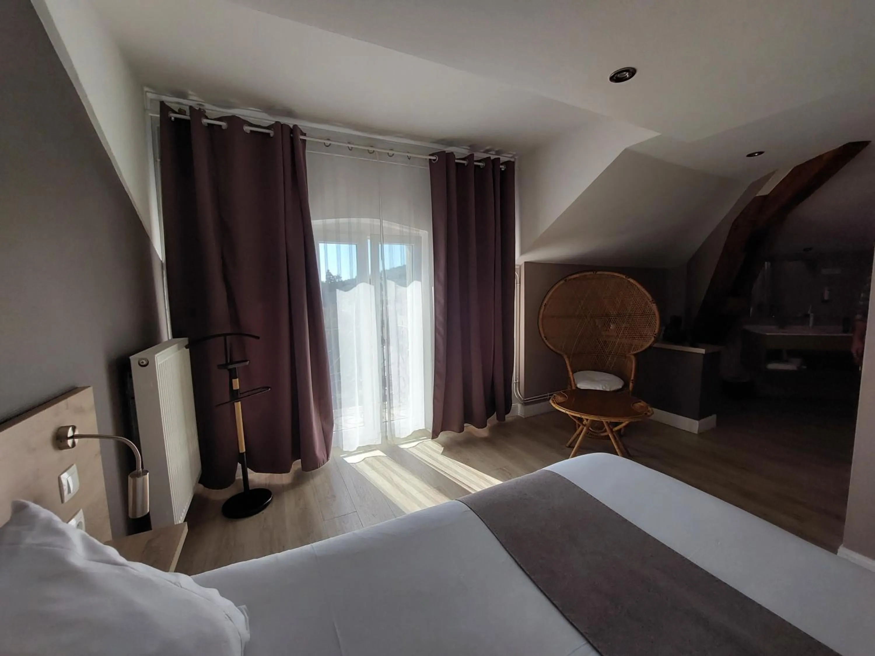 Bed in Logis Auberge Des Voyageurs