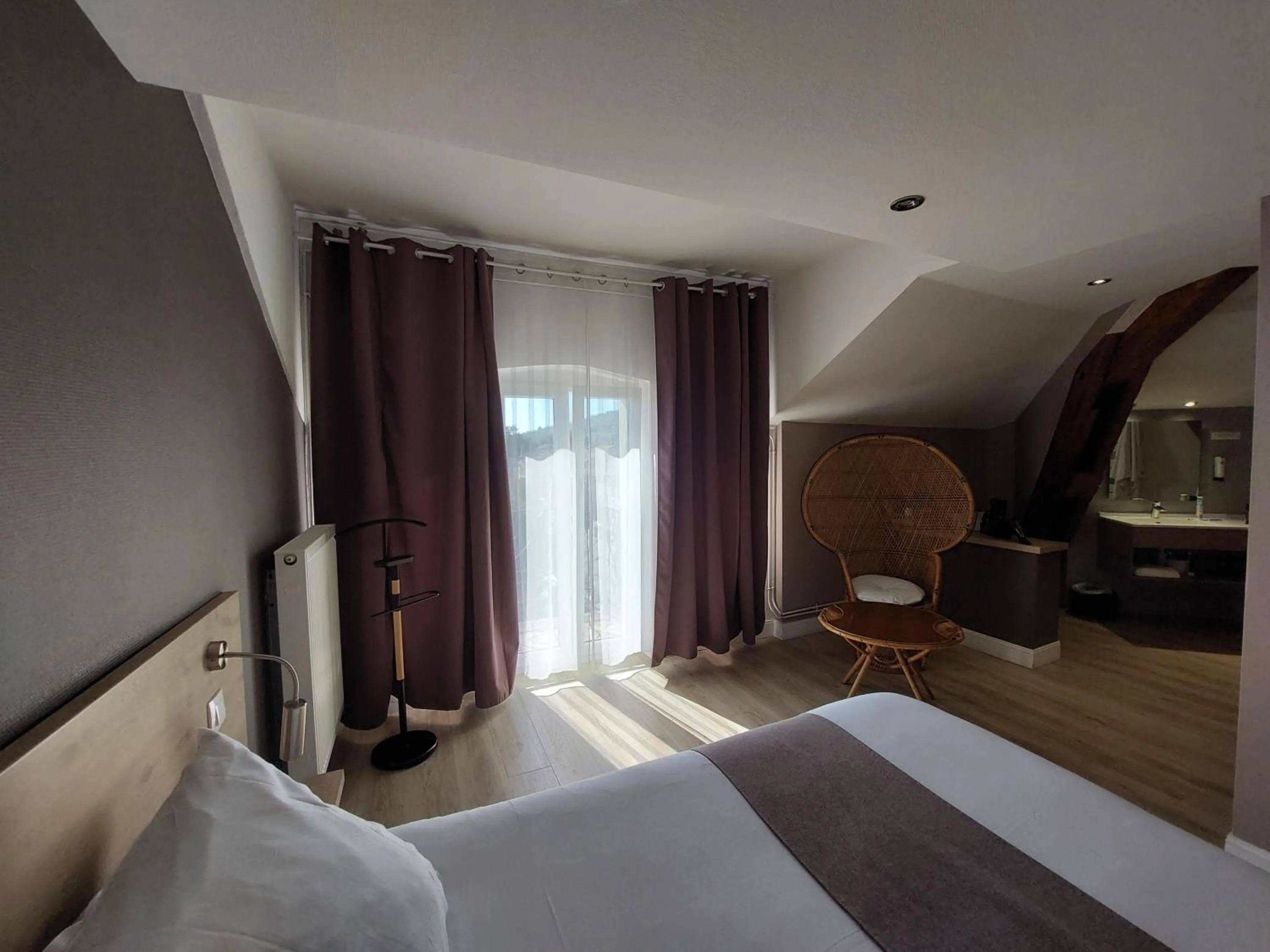 Bed in Logis Auberge Des Voyageurs