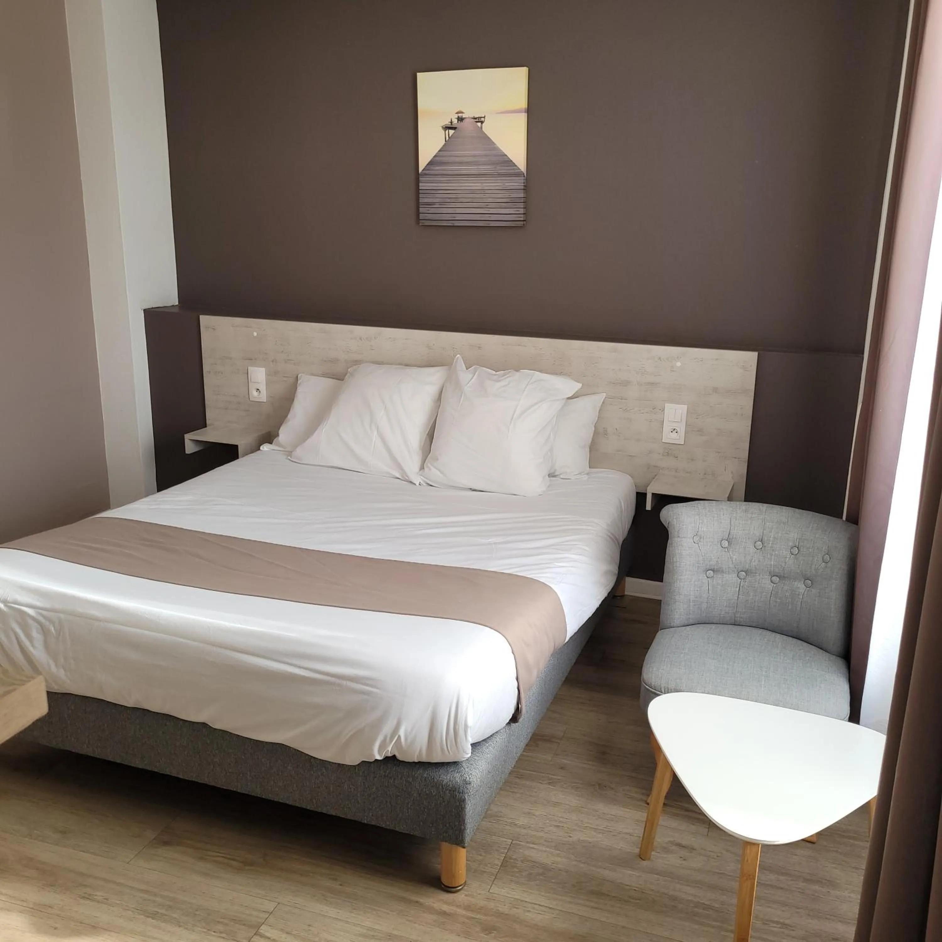 Bed in Logis Auberge Des Voyageurs