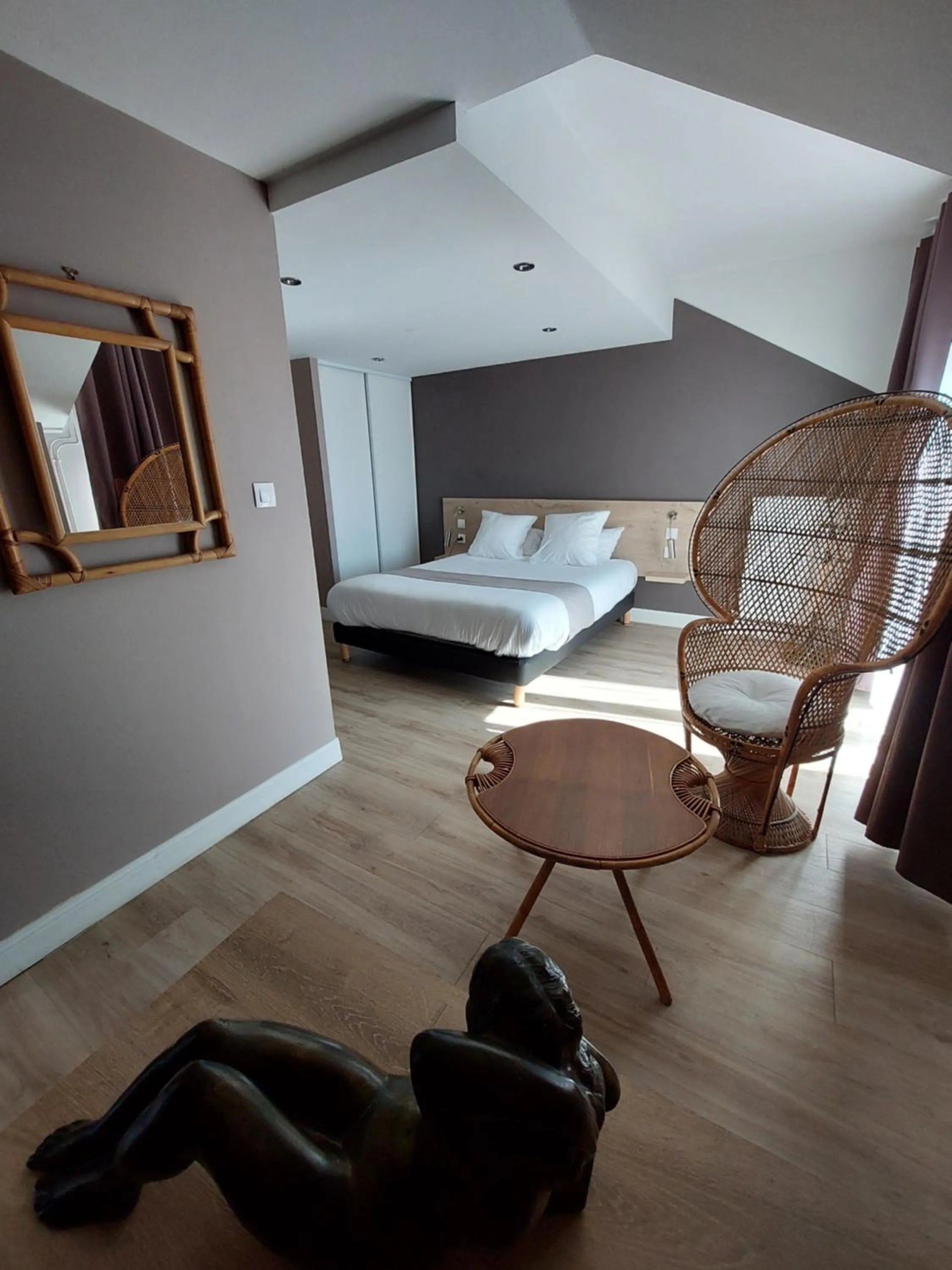 Bed in Logis Auberge Des Voyageurs