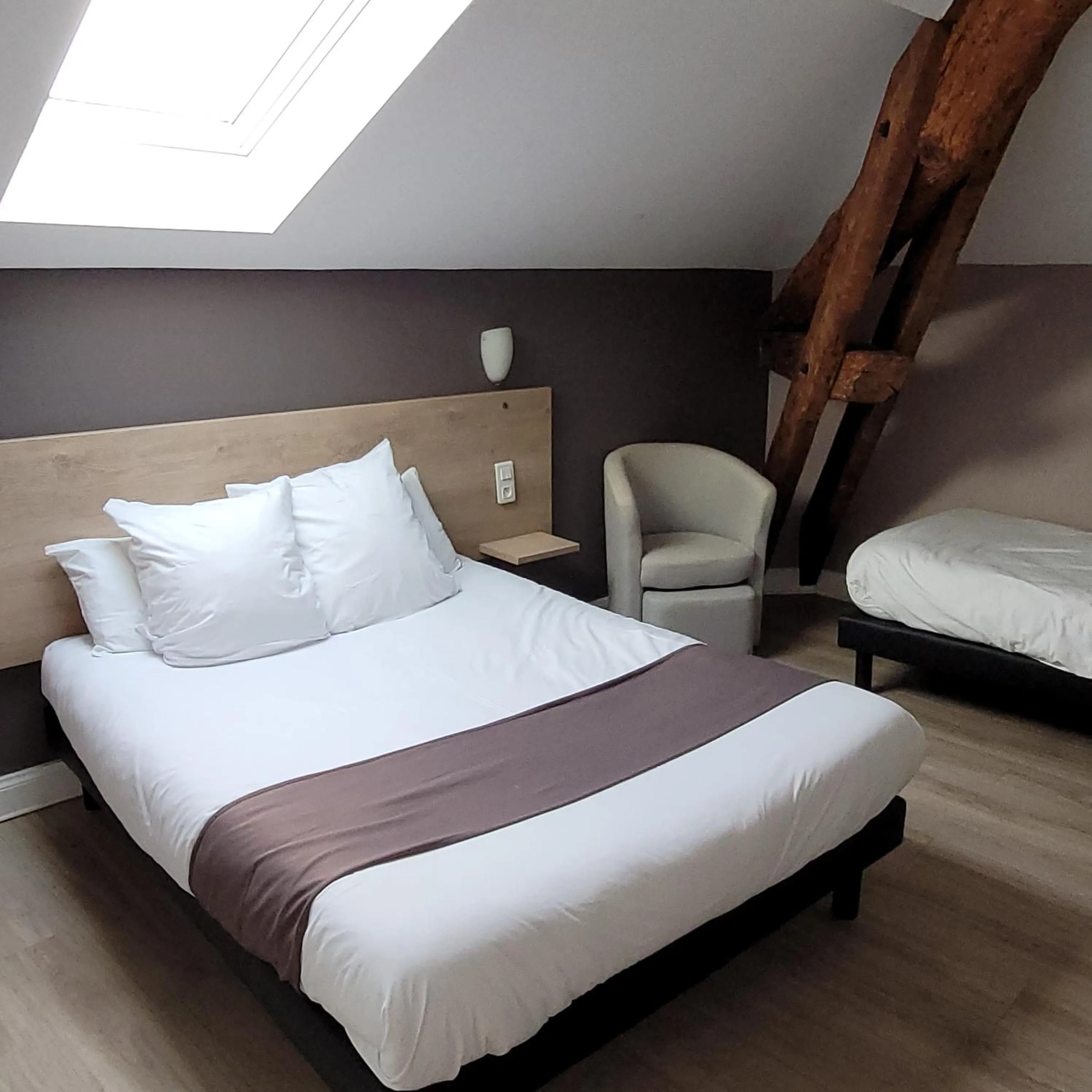 Bed in Logis Auberge Des Voyageurs