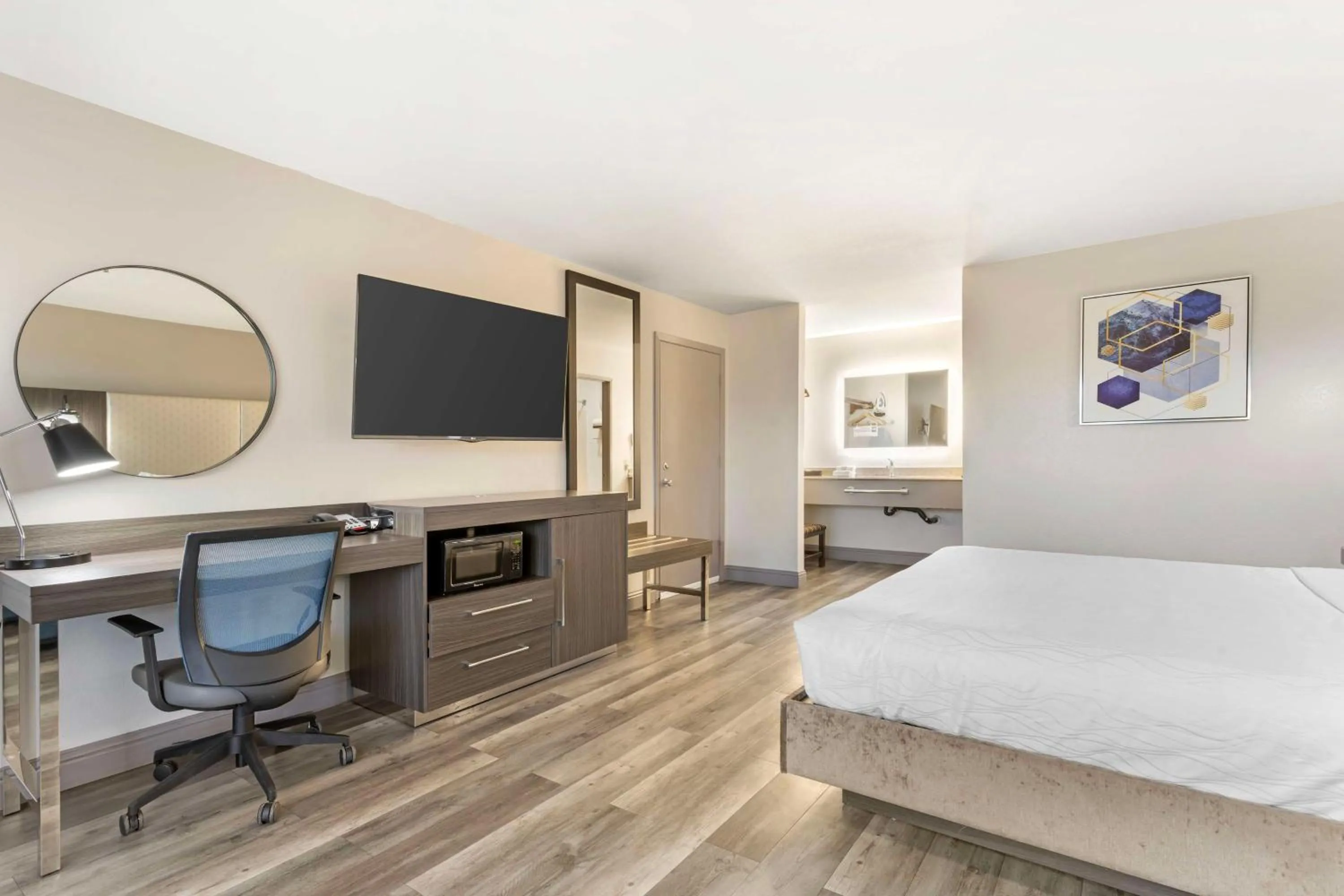 Bedroom in Best Western Marina State Beach