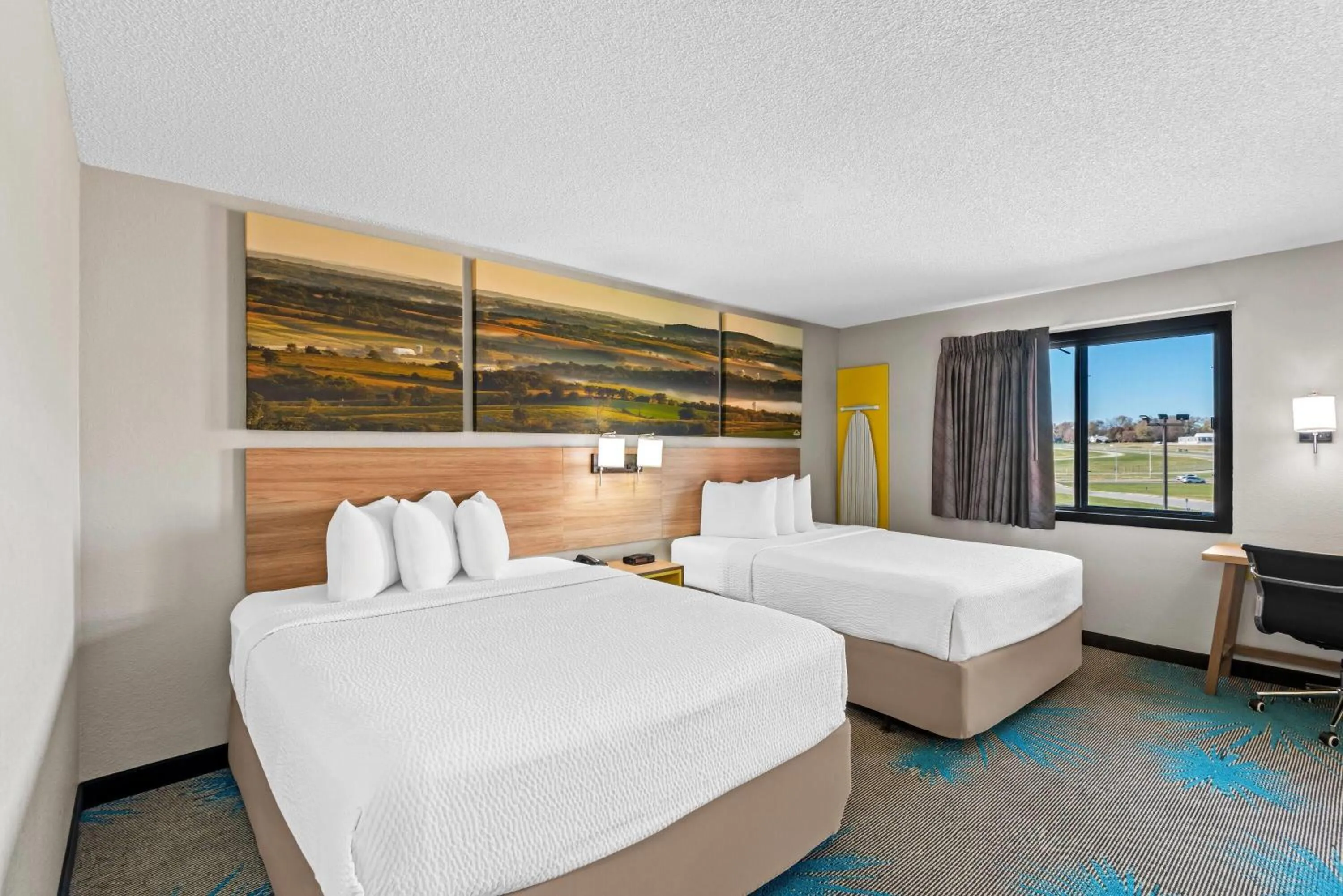 Photo of the whole room, Bed in Days Inn & Suites by Wyndham Des Moines Airport