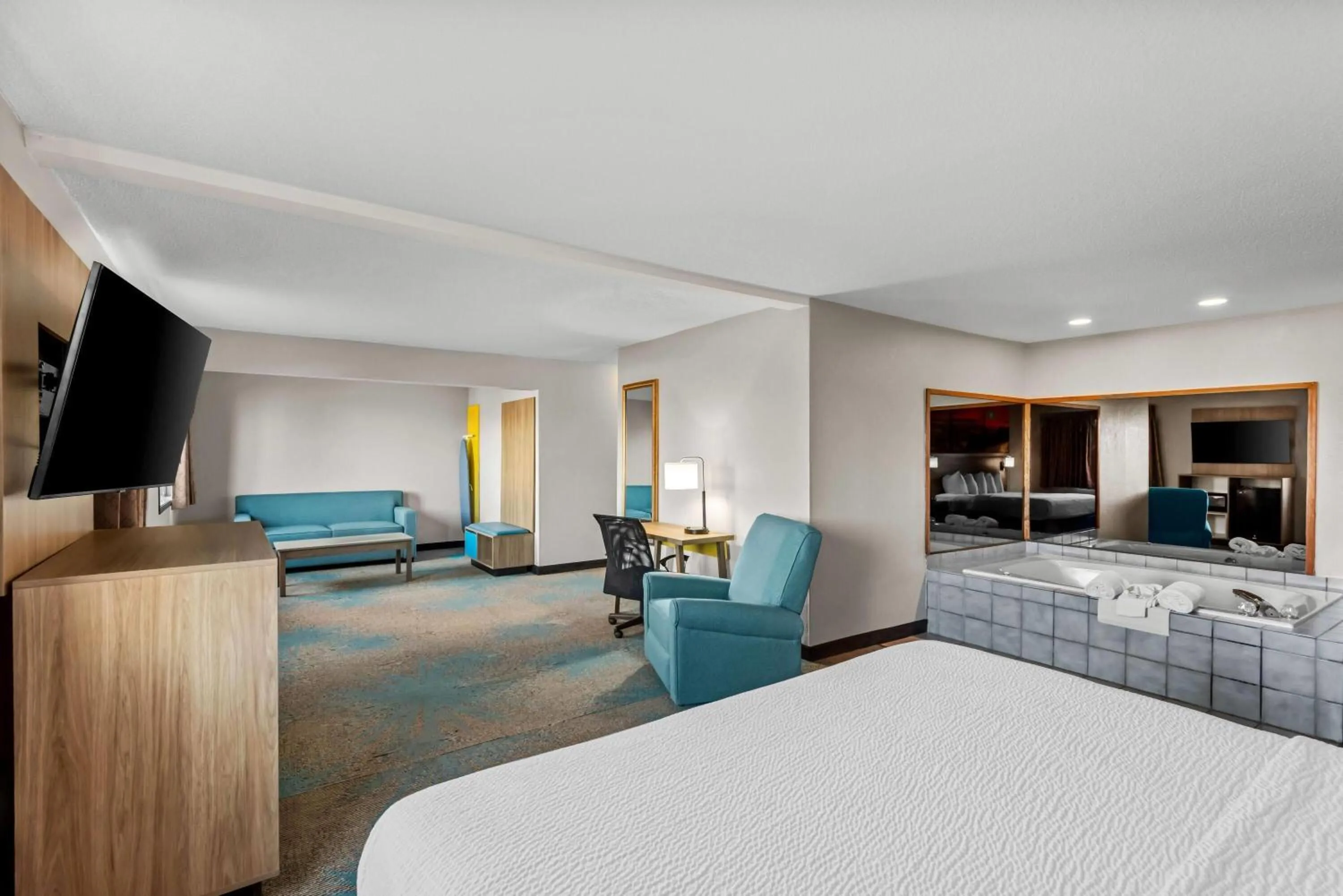 Bath, Bed in Days Inn & Suites by Wyndham Des Moines Airport