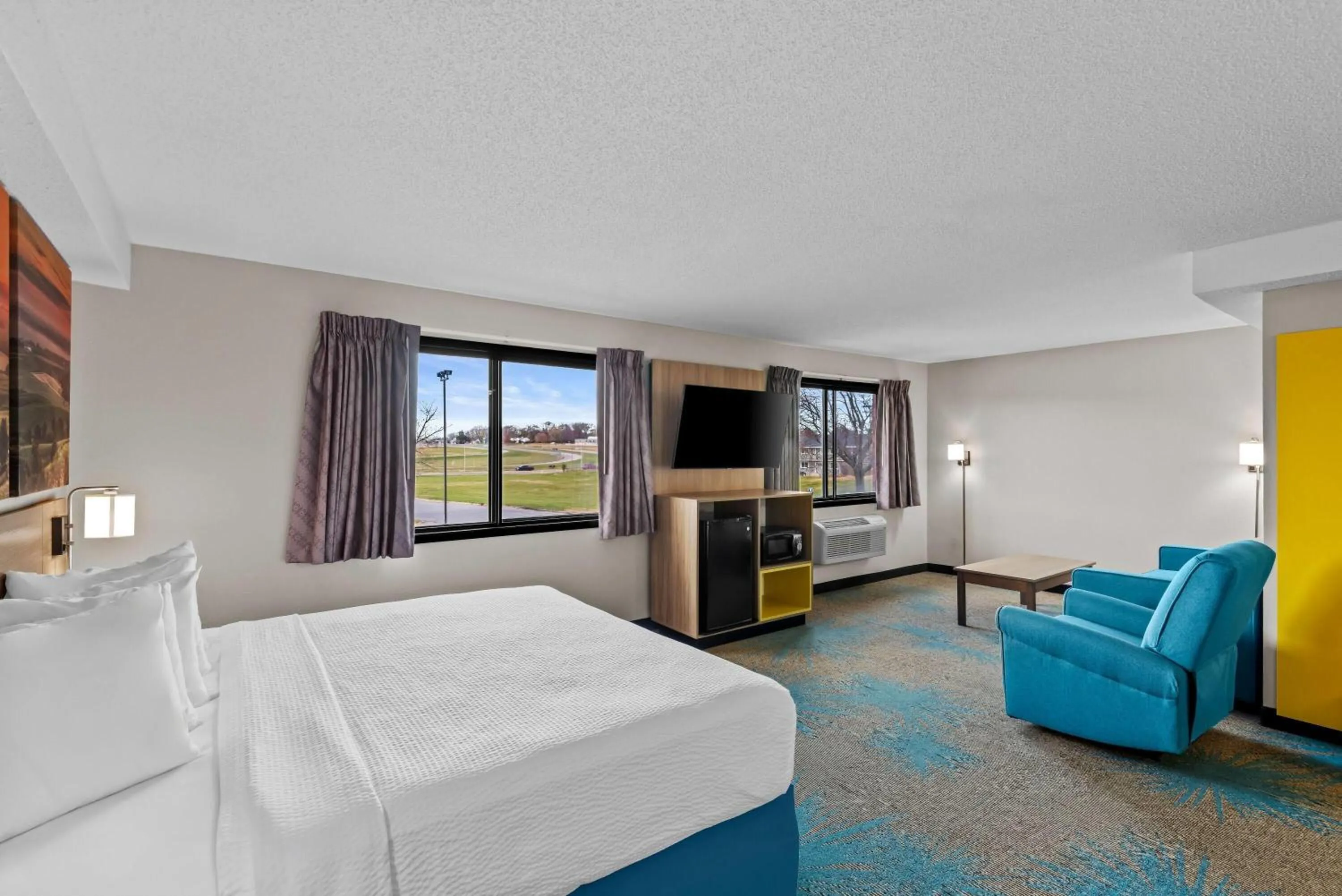 Photo of the whole room, Bed in Days Inn & Suites by Wyndham Des Moines Airport