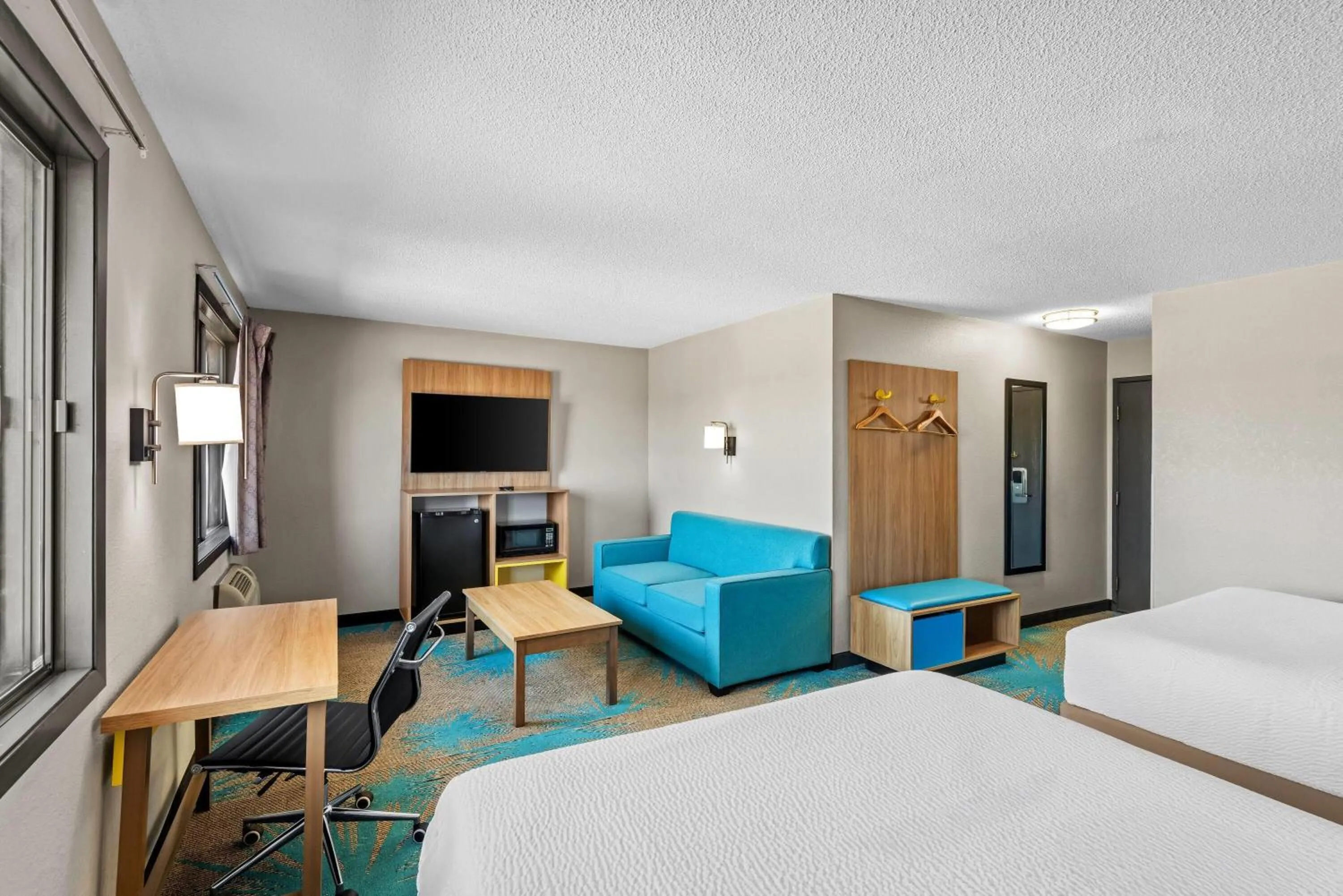 Photo of the whole room, Bed in Days Inn & Suites by Wyndham Des Moines Airport