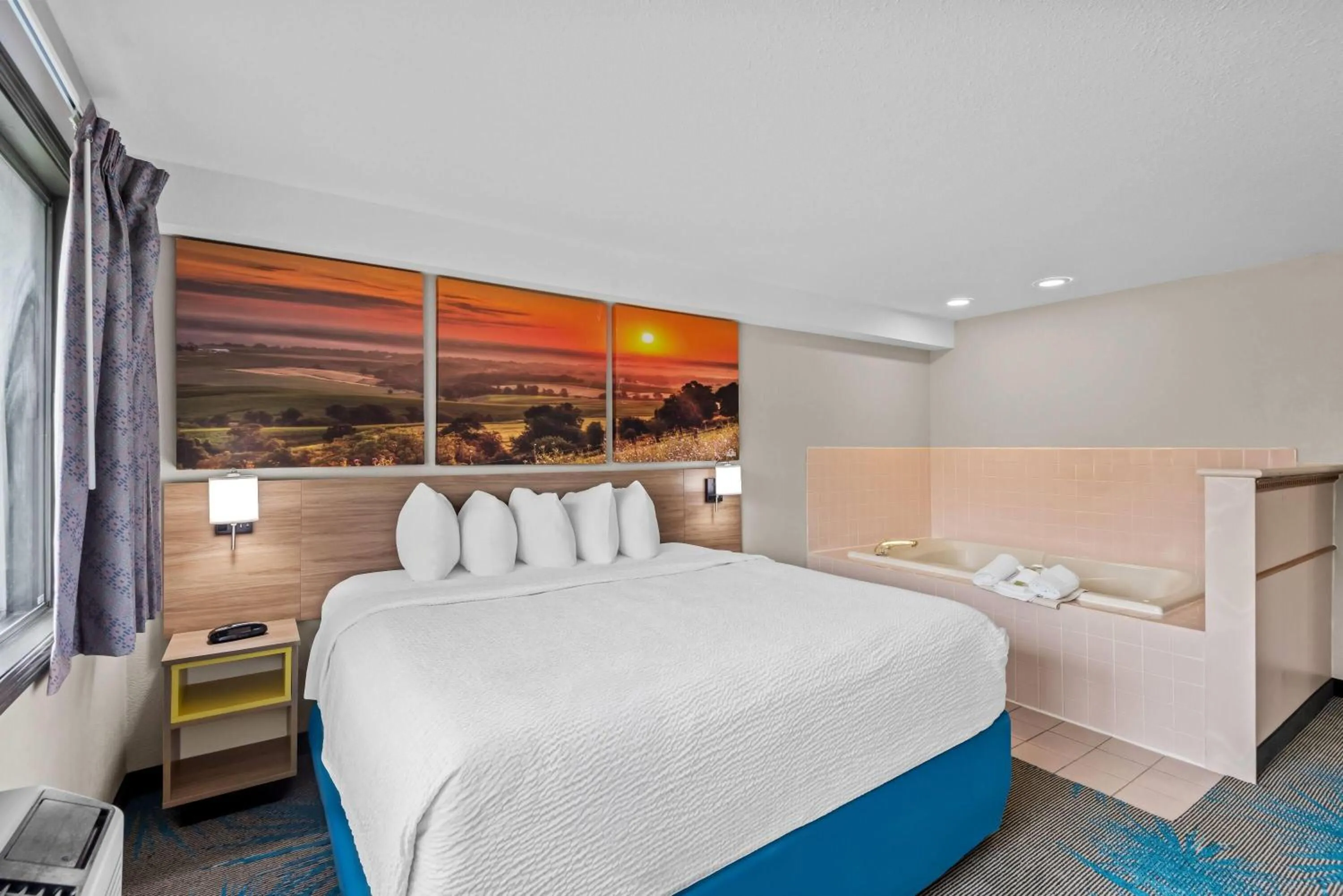 Bath, Bed in Days Inn & Suites by Wyndham Des Moines Airport