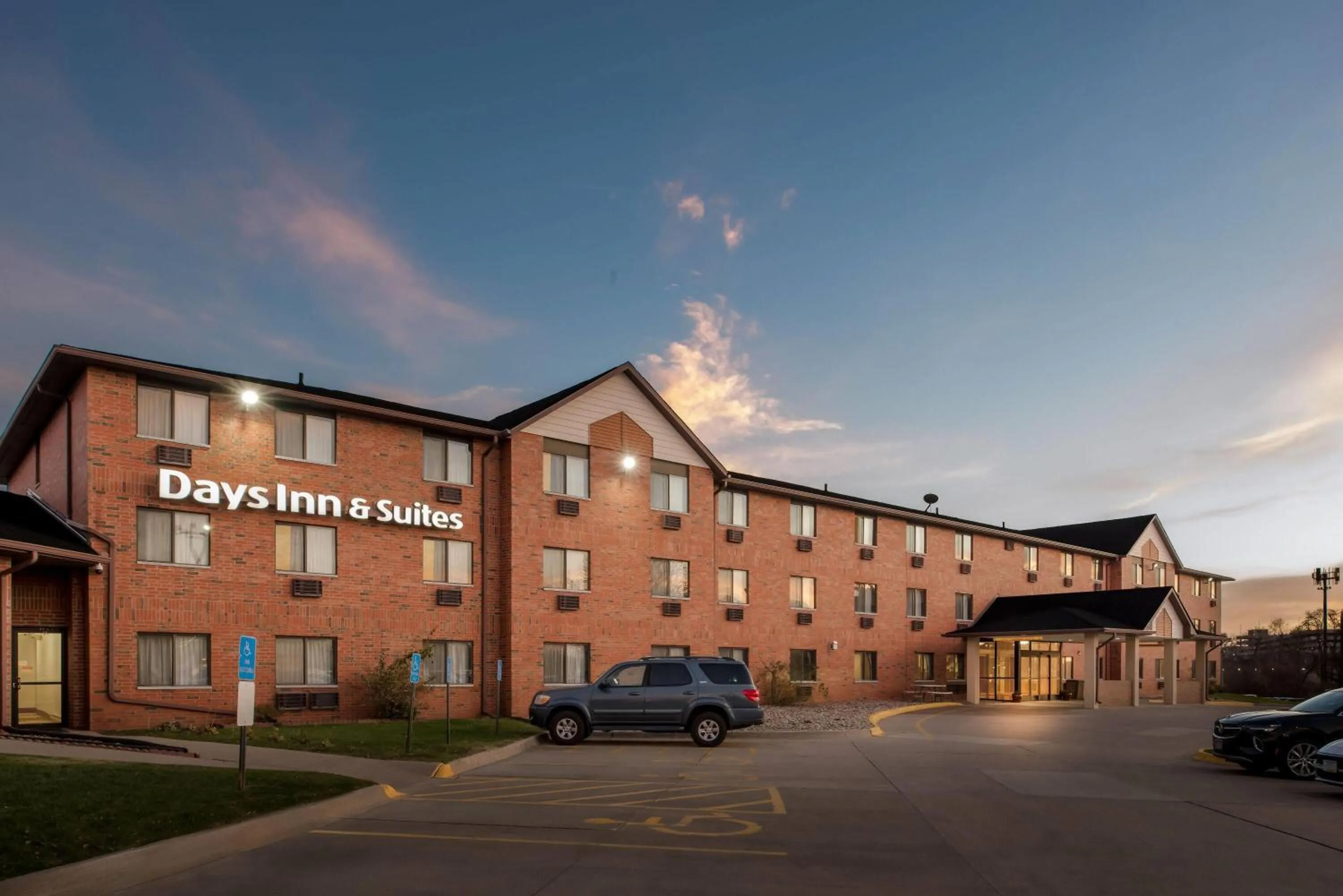 Property building in Days Inn & Suites by Wyndham Des Moines Airport